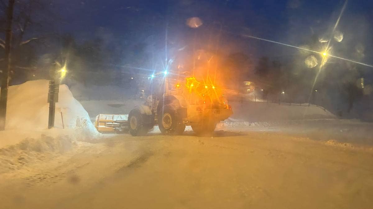 Store nedbørsmengder i nord: Flere evakuerte og politiet venter flere snøskred
