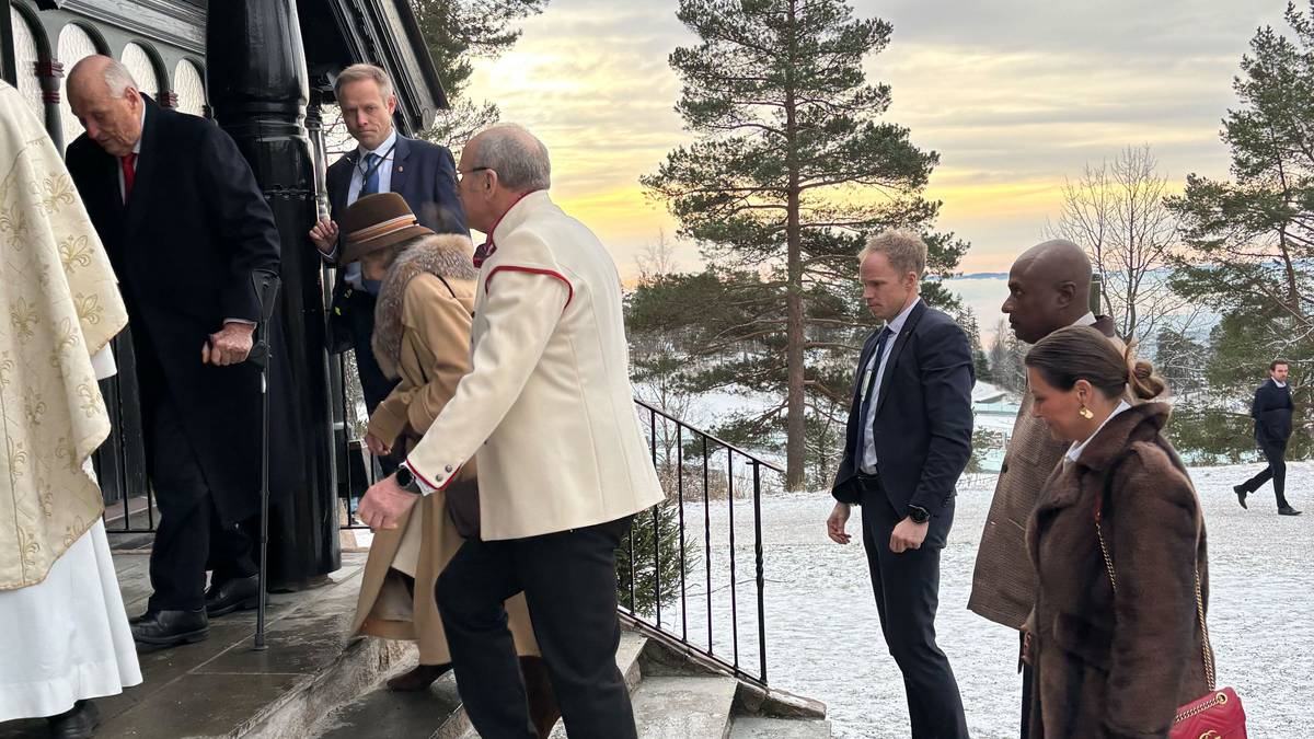 Kongeparet på plass i Holmenkollen kapell fyrste juledag