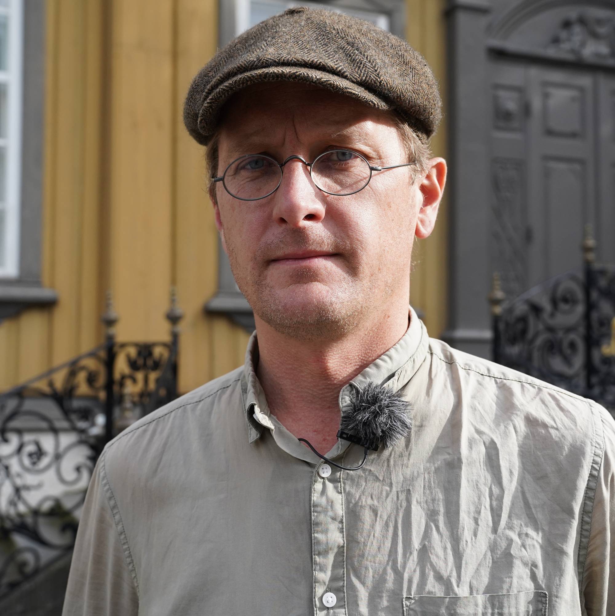 Trond Åm framfor Stiftsgården