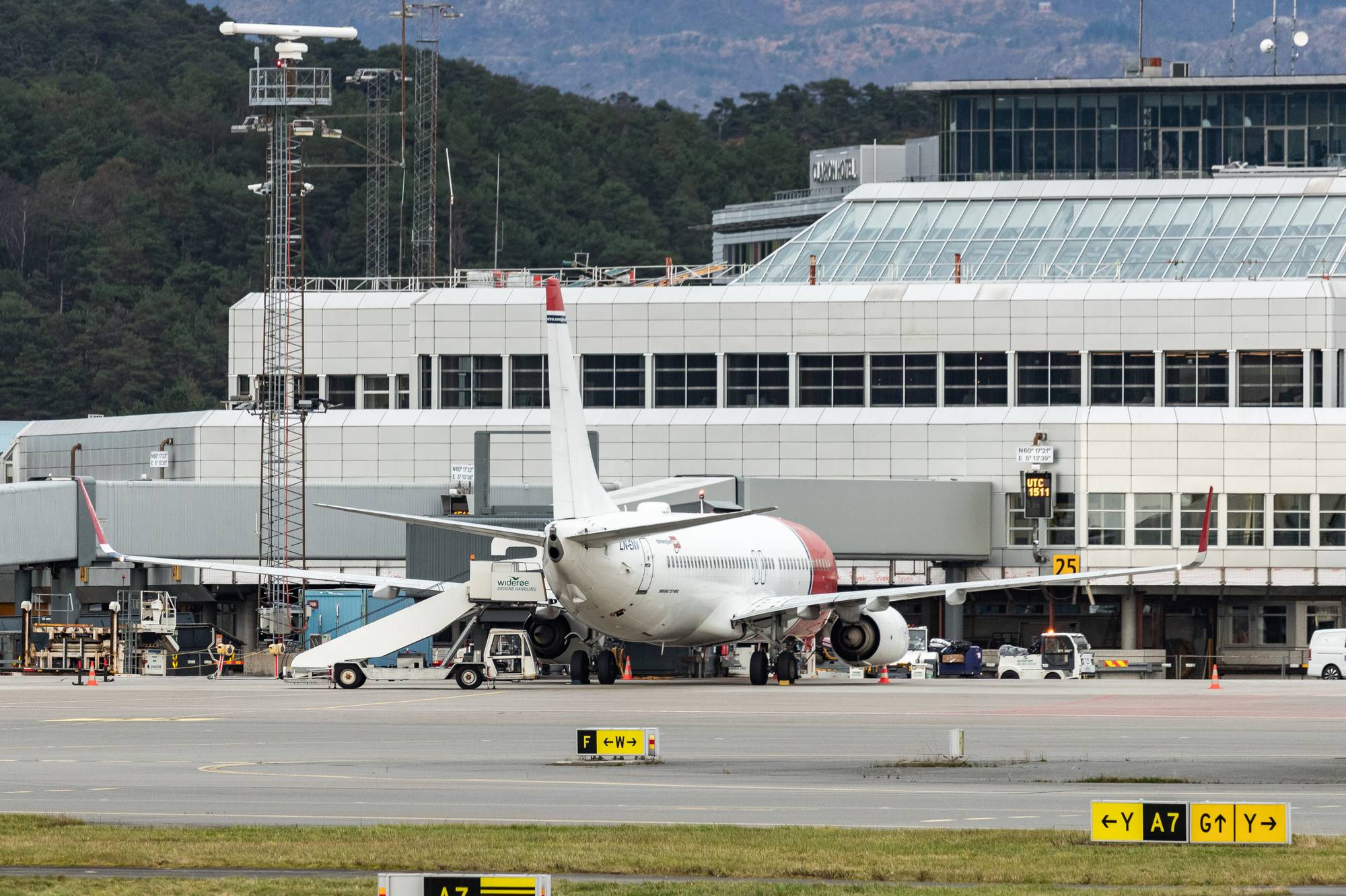 Norwegian Boeing 737-flyet (LN-ENV) ved gate på Bergen lufthavn, Flesland etter tekniske problemer