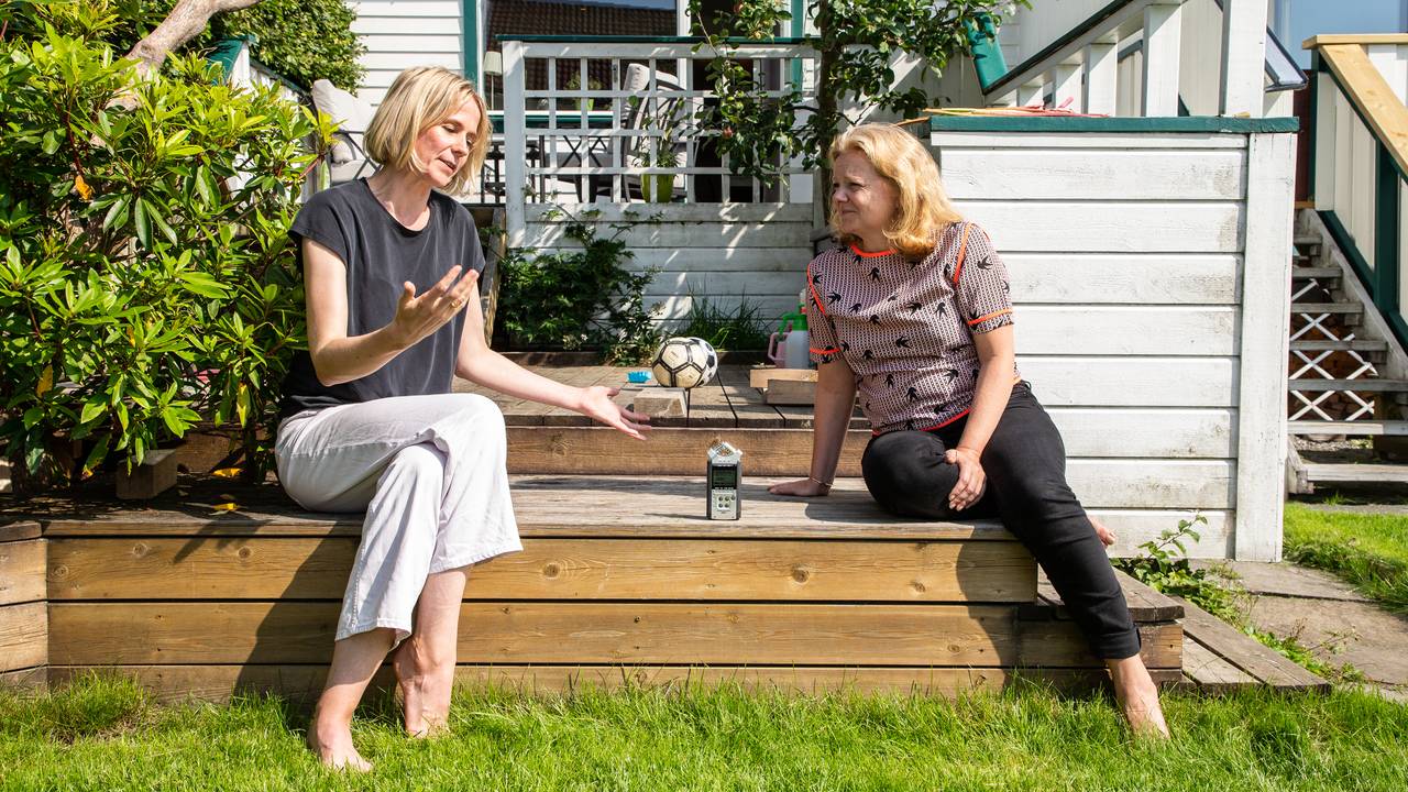 Sandra Lillebø og Siss Vik i samtale i hagen til Lillebø