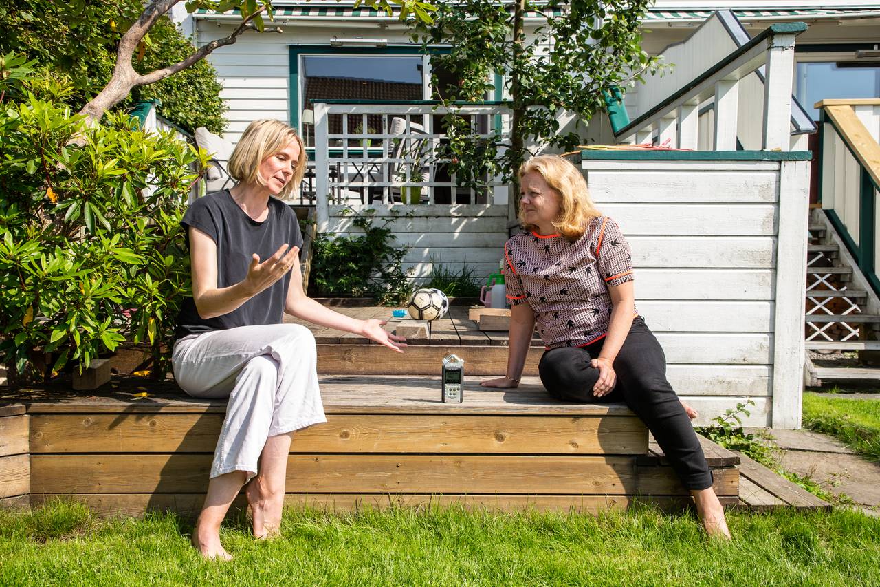 Sandra Lillebø og Siss Vik i samtale i hagen til Lillebø
