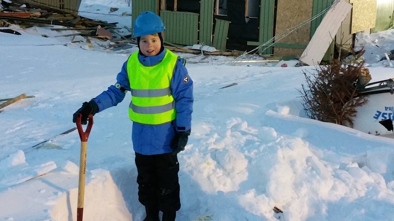 Då familien fekk kome inn på tomta 9. februar, fann Erlend skulesekken sin i snømassane.