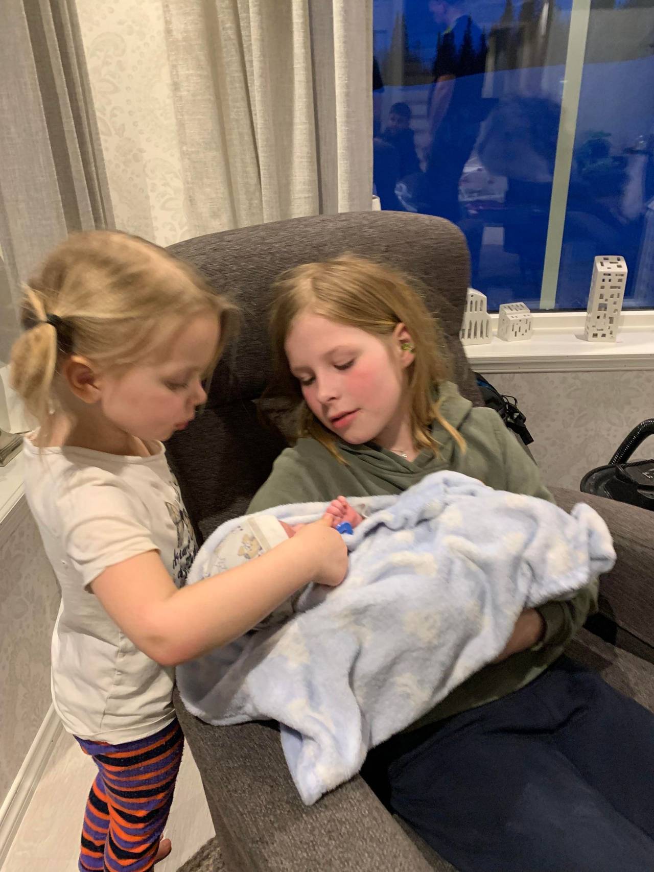 Babyer med sine nye norske søstre i Hattfjelldal