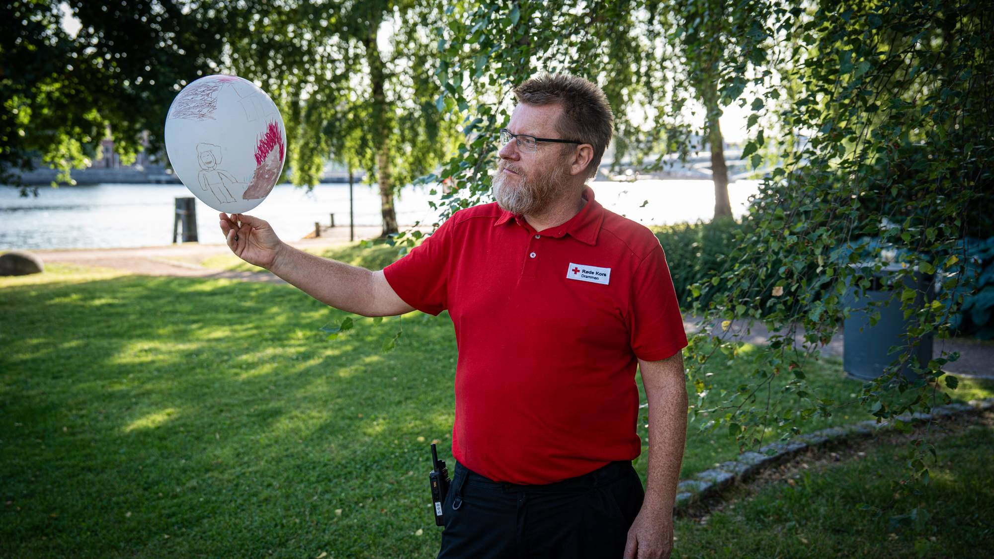Leder i røde kors Drammen viser frem tegninger barna har laget, de barna som bor på evakueringssenteret Scandic Ambassadeur Drammen. Uoppfordra begynte barna å tegne brannen. 