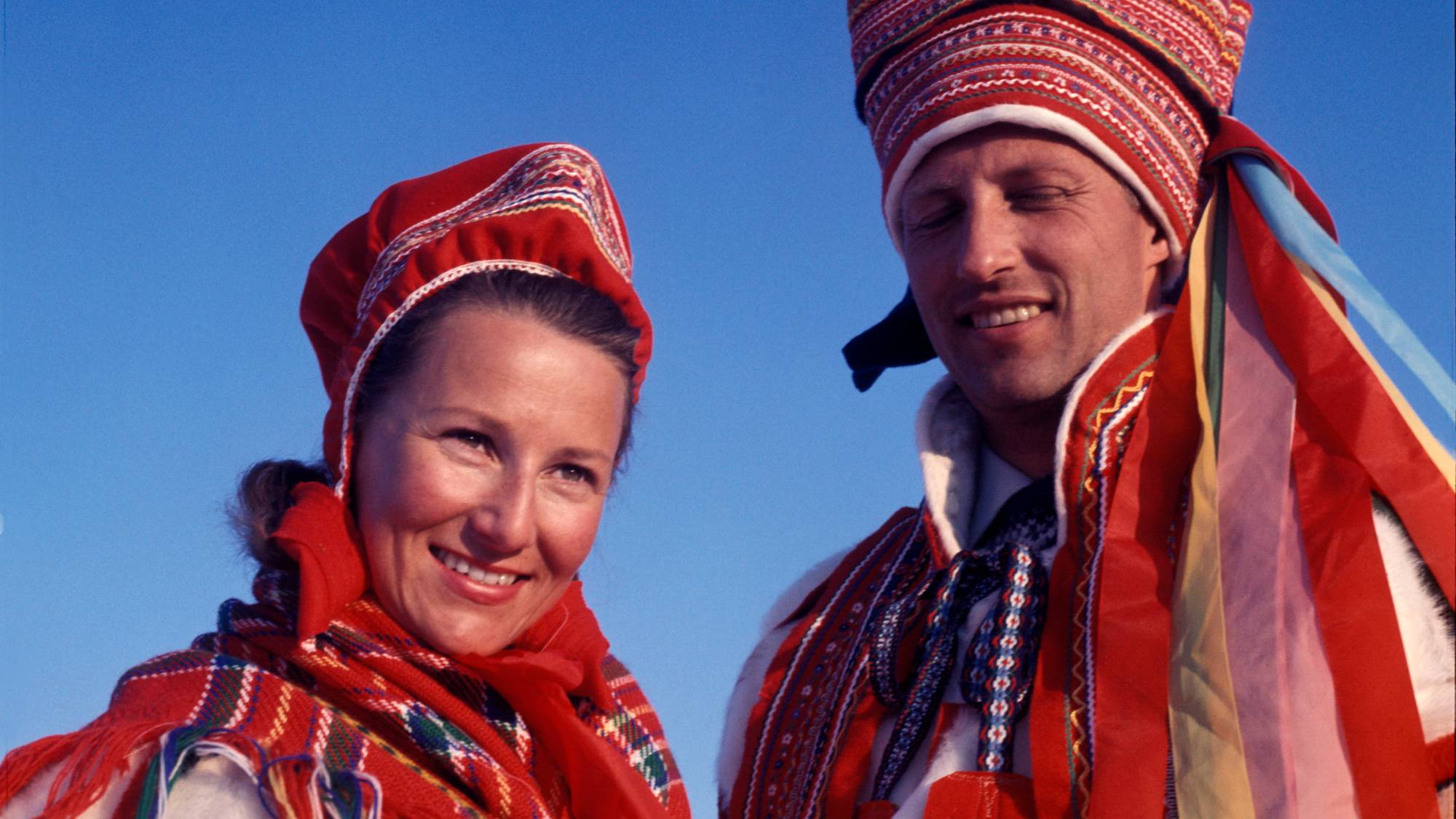 Kronprinsesse Sonja og kronprins Harald i samedrakter i Finnmark. KARASJOK April 1969 Kronprinsparet besøker Finnmark. Her kronprins Harald og kronprinsesse Sonja i samedrakter under besøket i Karasjok. De to sammen.
