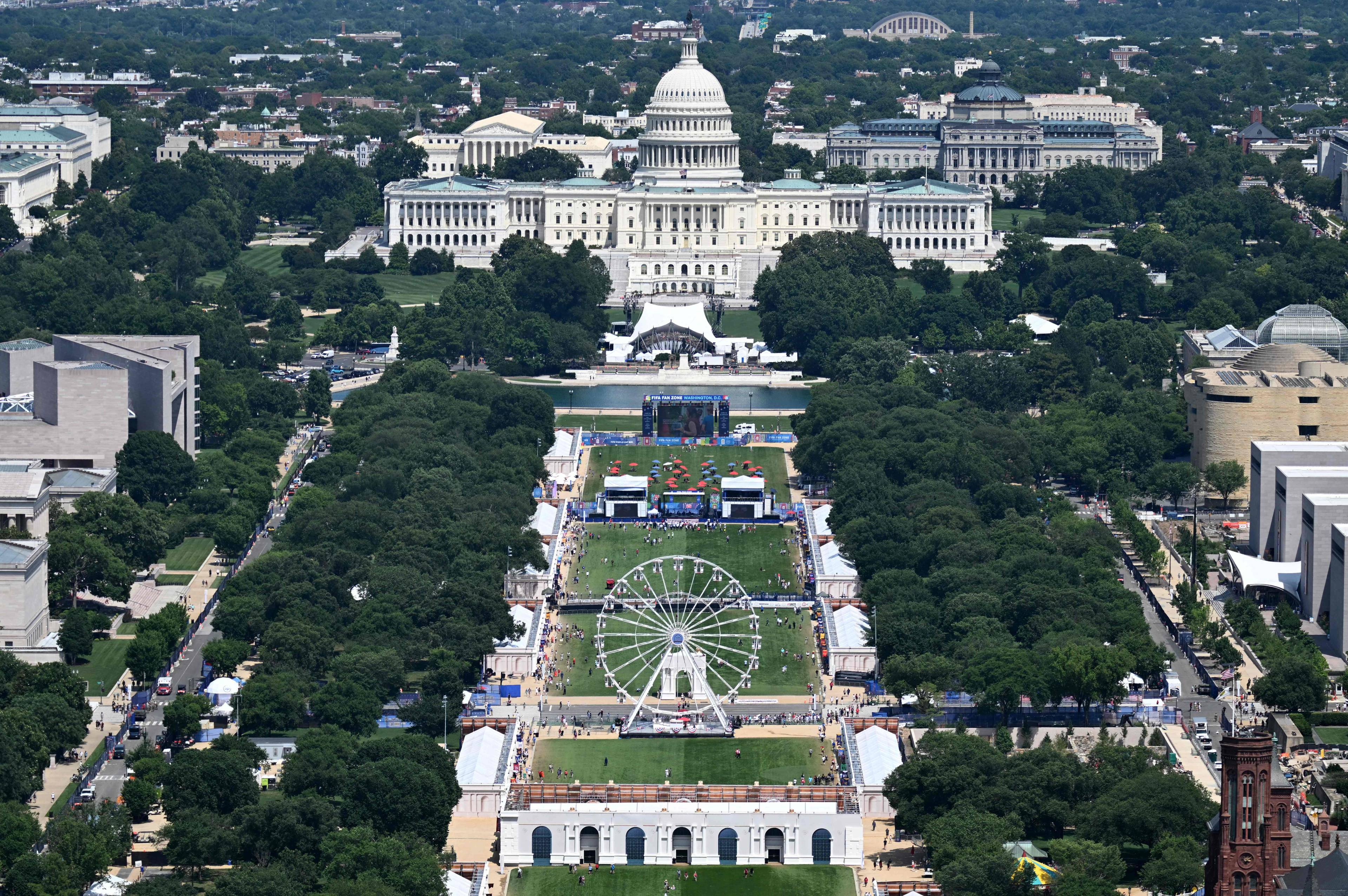 Oversitksbilde av en park med et stort pariserhjul i midten. I enden av parken, som heter "state mall, kan man se US Capitol