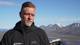 Simen Wingstad / NRK Terje Aunevik står oppstilt med Svalbards landskap i bakgrunnen