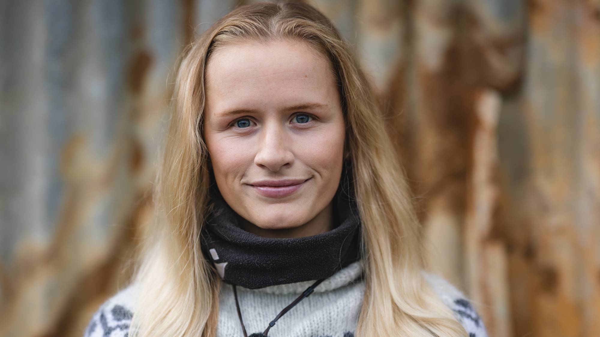 Kvinne ser i kamera