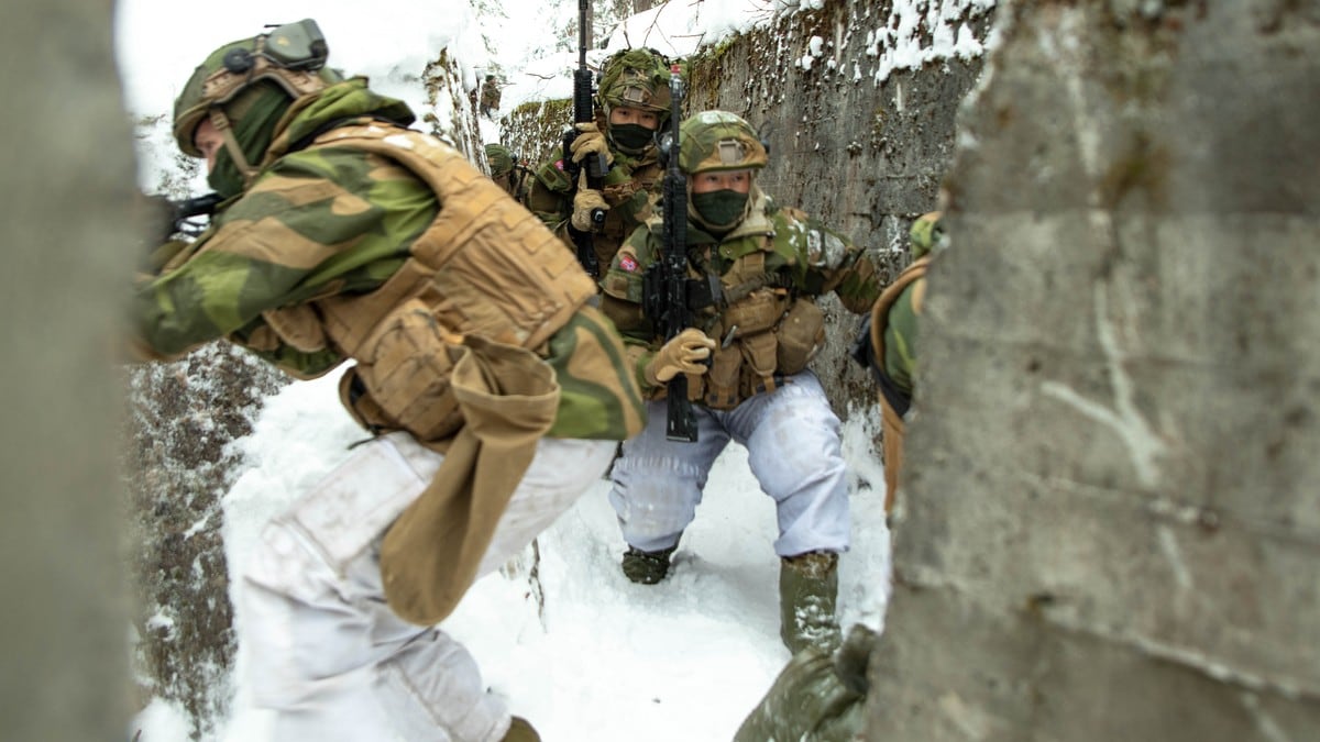 Lektor vil hjelpe ukrainere i krig – bytter ut tavle med gevær