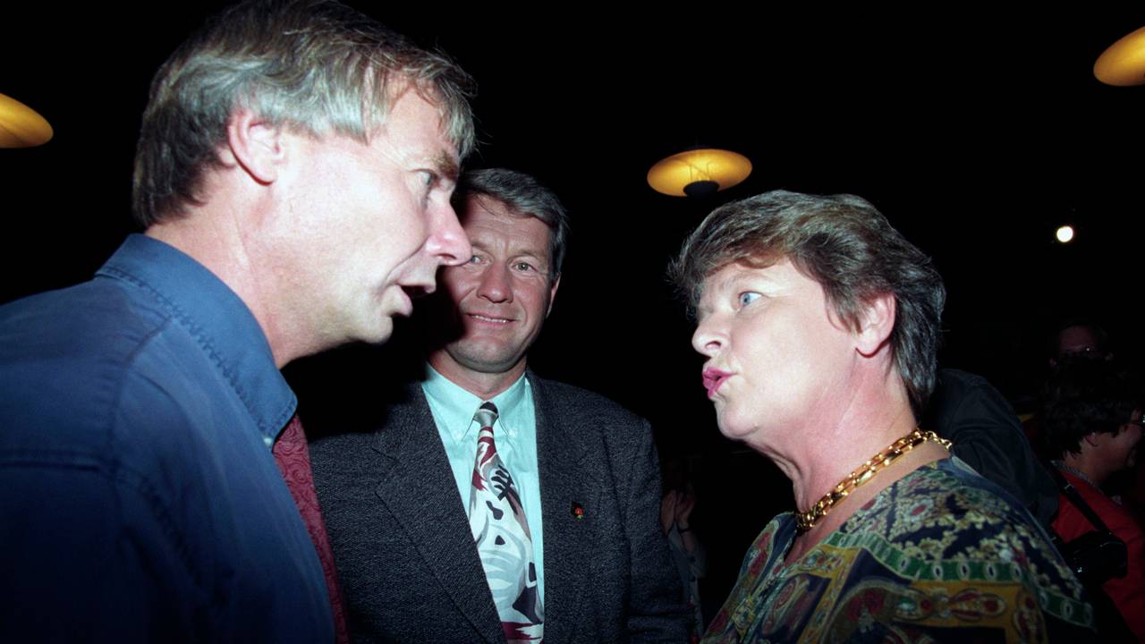 Rune Gerhardsen habla con Gro Harlem Brundtland en la vigilia electoral del Partido Laborista durante las elecciones municipales y del consejo de condado de 1995. En el medio al fondo Thorbjørn Jagland.