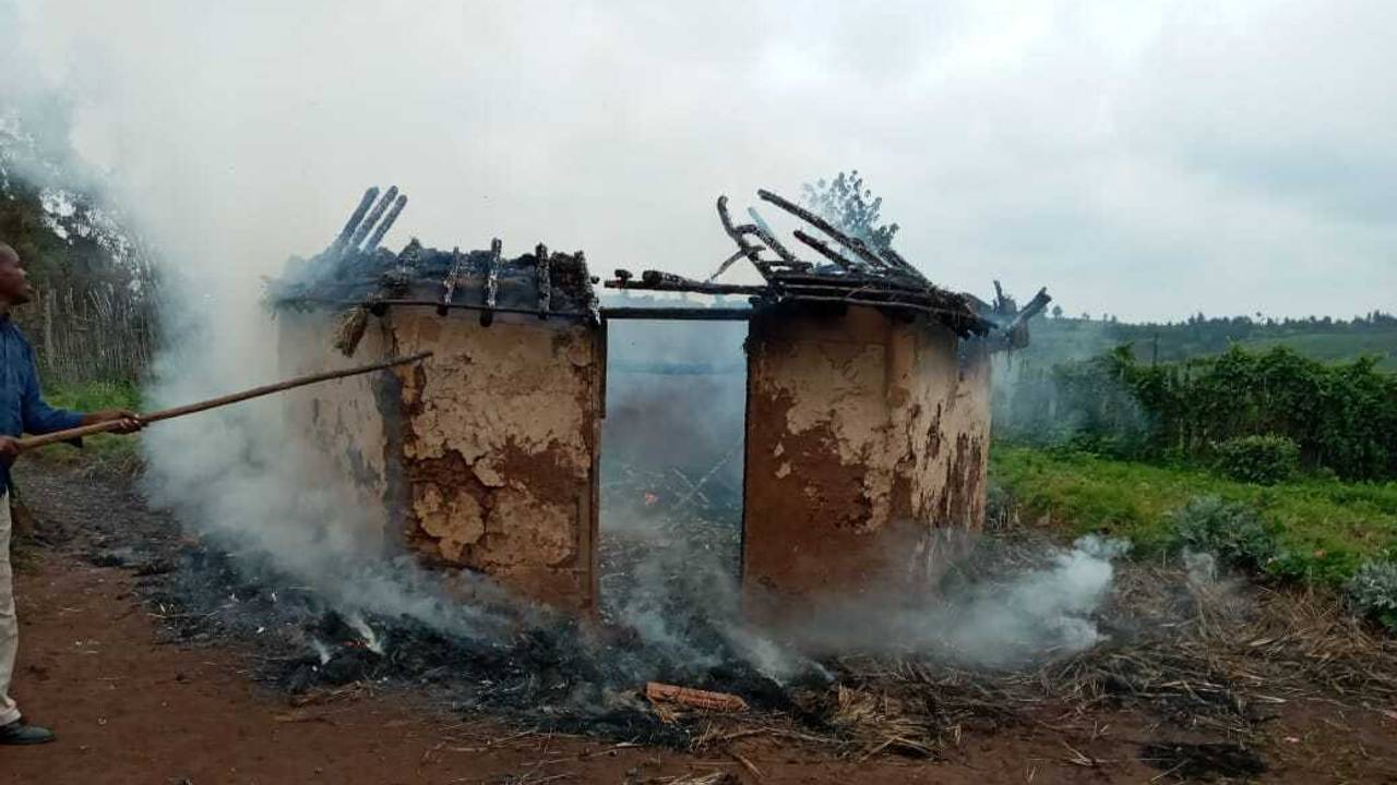 Ogiek-folket tvangsflyttet fra Mauskogen i Kenya. Hus som ikke kunne rives ned og tas med, ble brent.