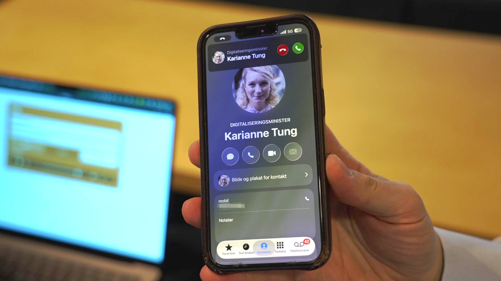 Viser mobiltelefon der "karianne tung" ringer. Det er et spoofingforsøk og det er ikke Tung som ringer. 