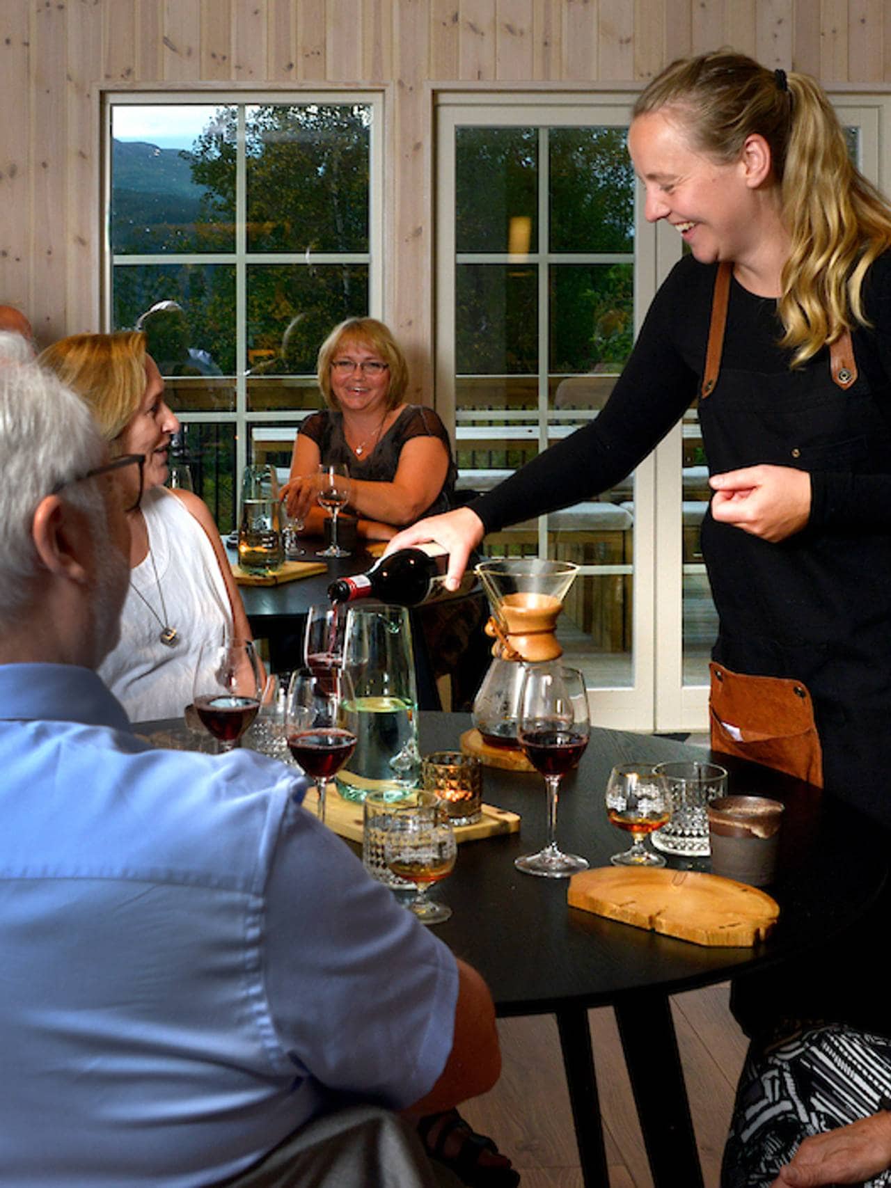 Et selskap på Til Elise Fra Marius, restaurant og overnatting på Utskarpen, Rana kommune.