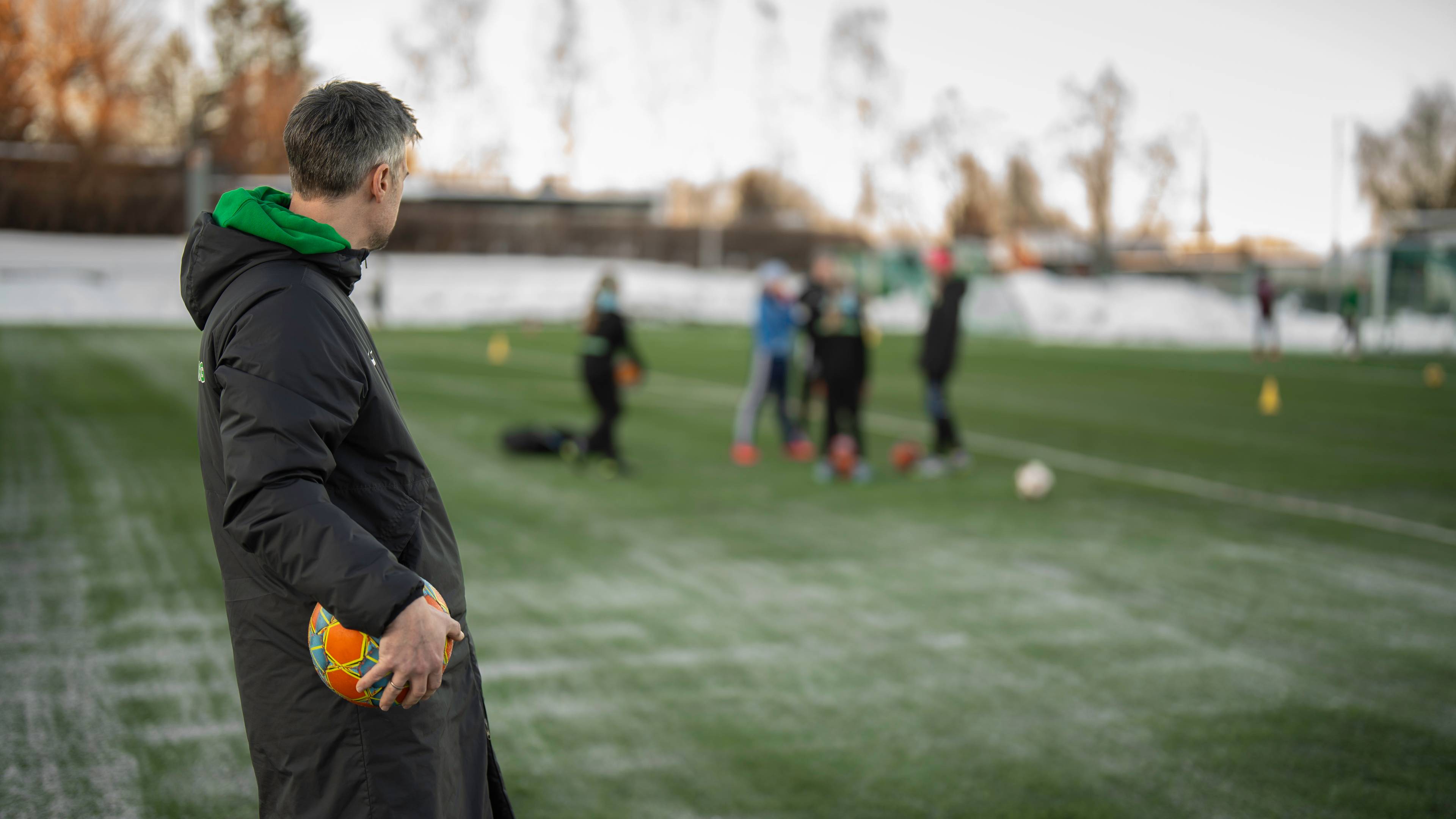 Mann står på siden med ball