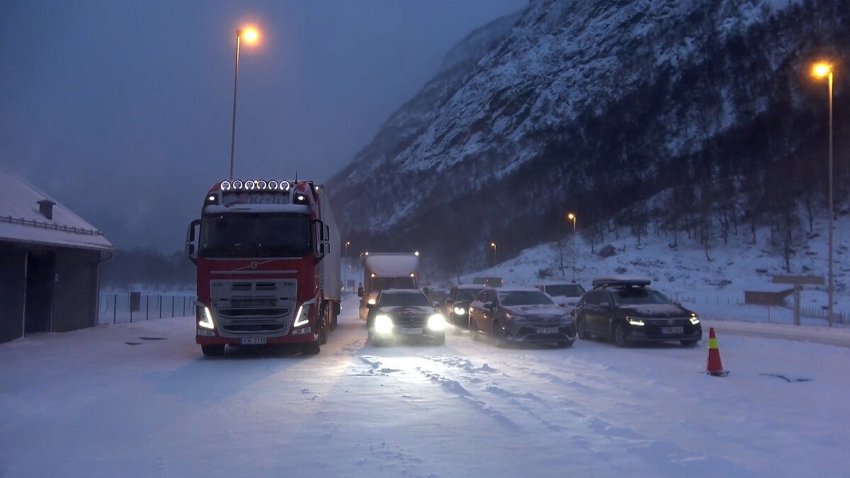 Køyretøya stod fredag ettermiddag i kø for å få bli med kolonne over Filefjell og Hemsedalsfjellet.