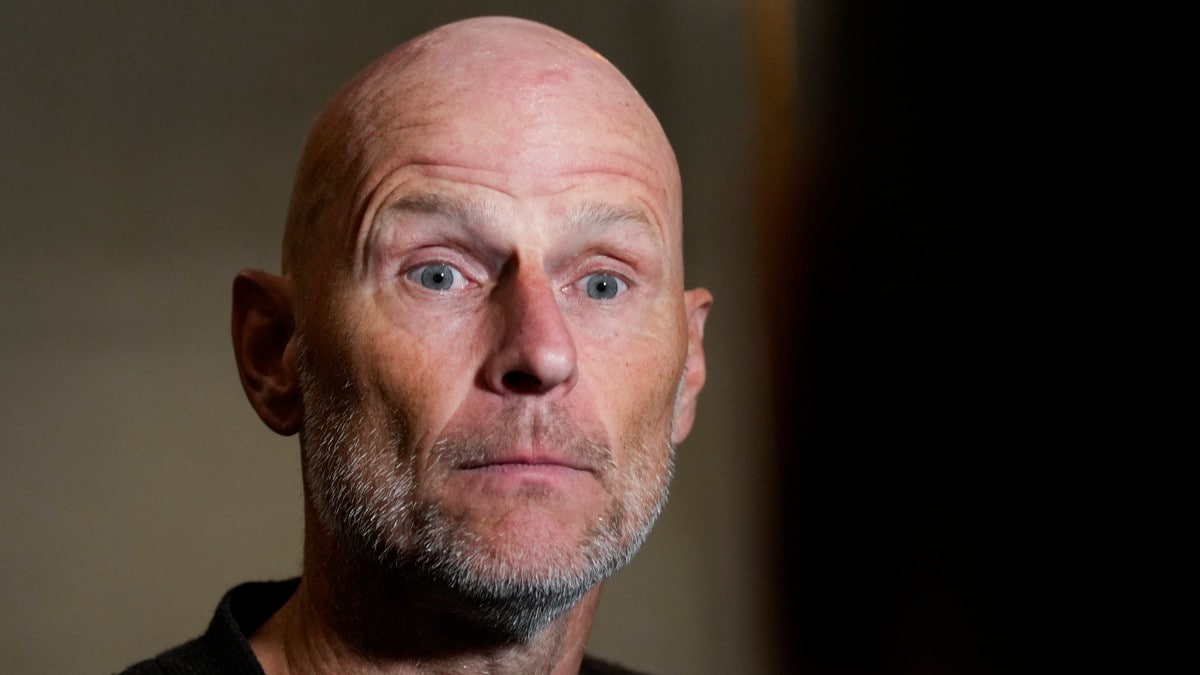 Kom med tirade mot dansk presse: – Her sitter det tolv mugne menn