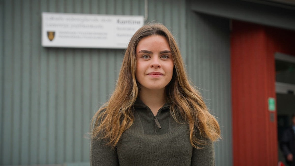 Maja (16) har skytebane som klasserom: – Passer midt i blinken for meg
