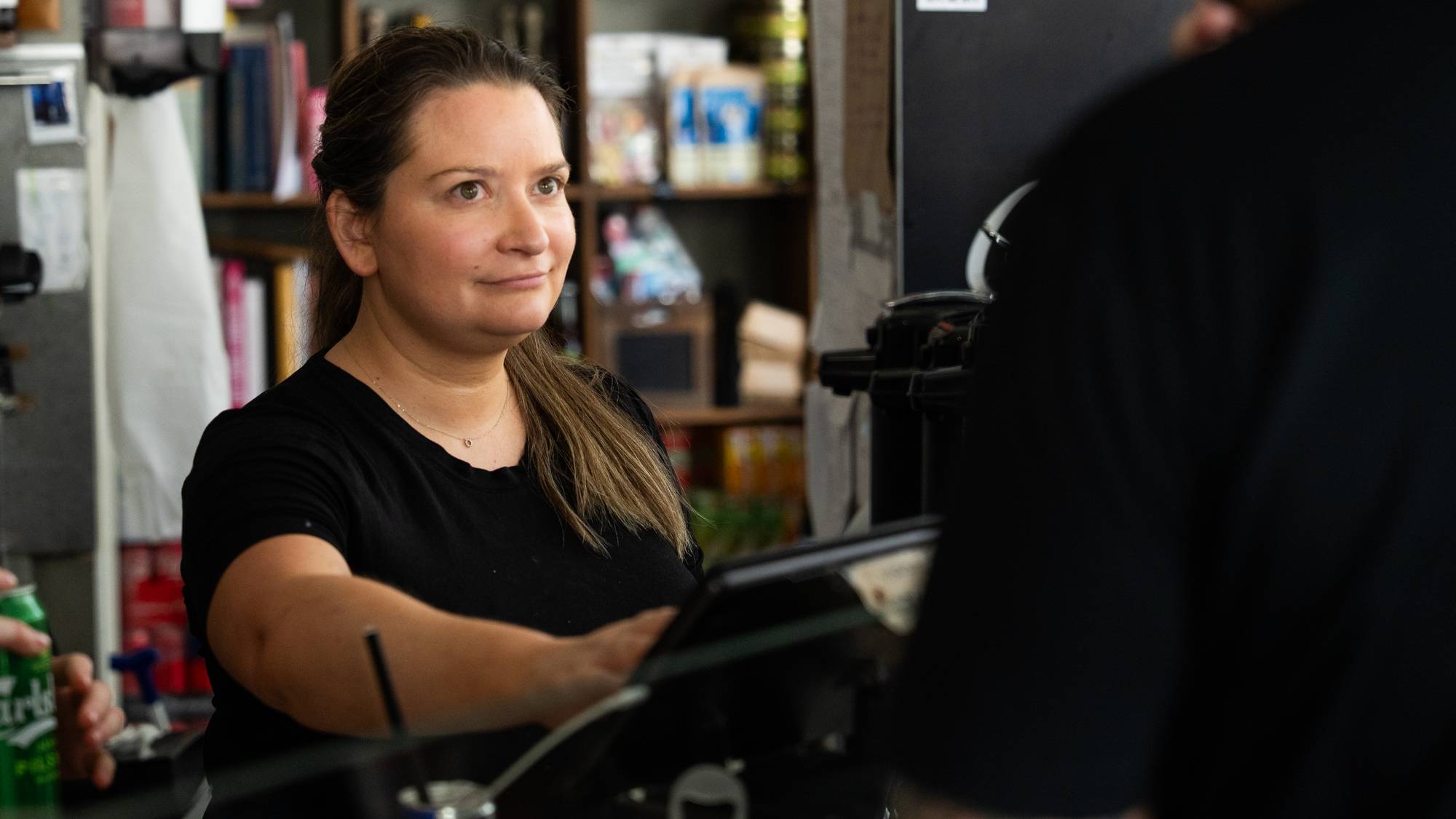Mange cruiseturister i Ålesund da AidaNova og MSC Euribia dro med seg ca 12.000 passasjerer til byen. Sarah Soumilas eier kafeen Racoon i Kongens gate i Ålesund og er glad for omsetningen cruisepassasjerene gir.