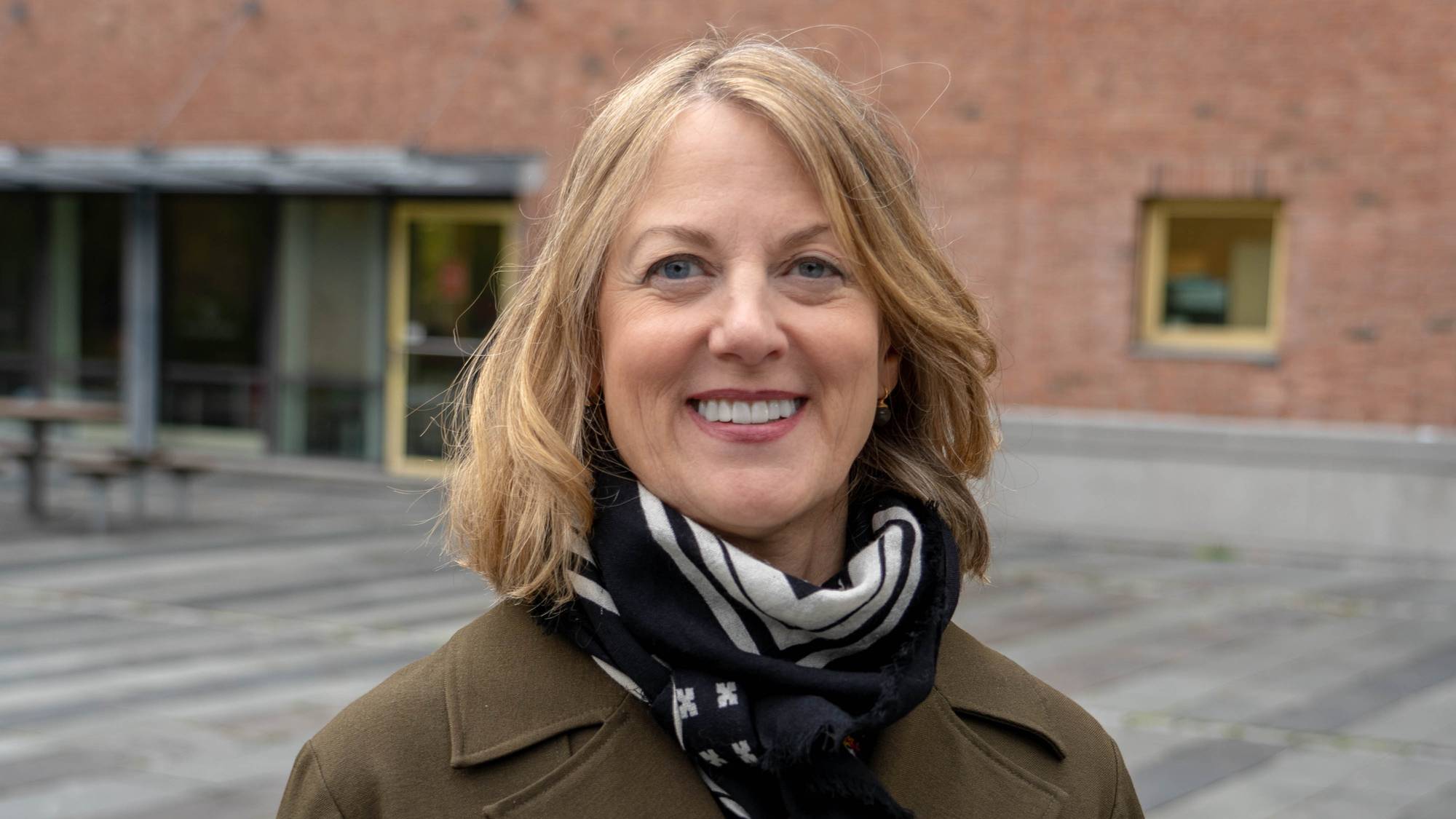 Helene Uri smiler utenfor
