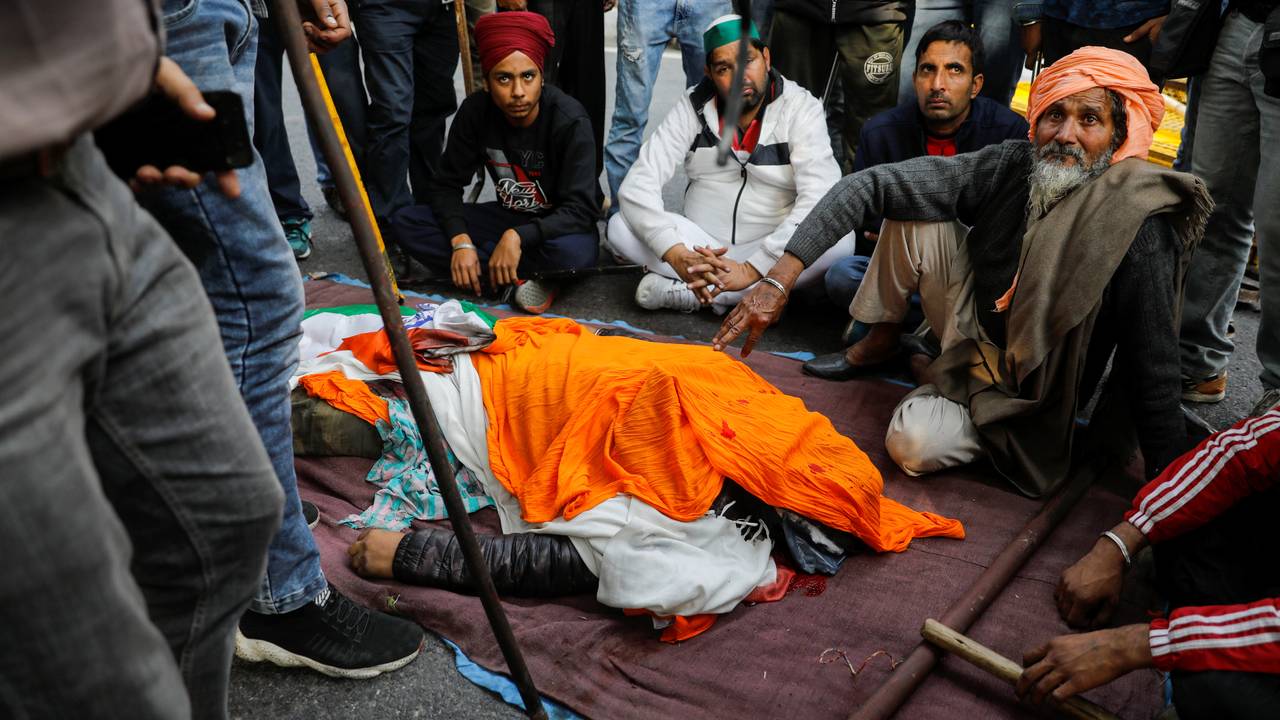En demonstrant døde under de voldsomme opptøyene. Delhi, 26. januar.