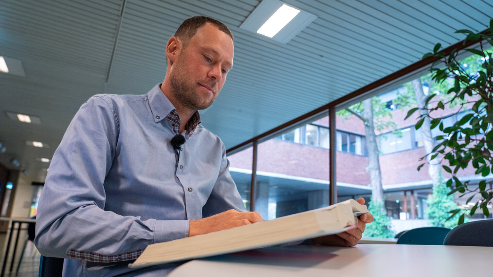 Bohdan Pastukh leser i en bok