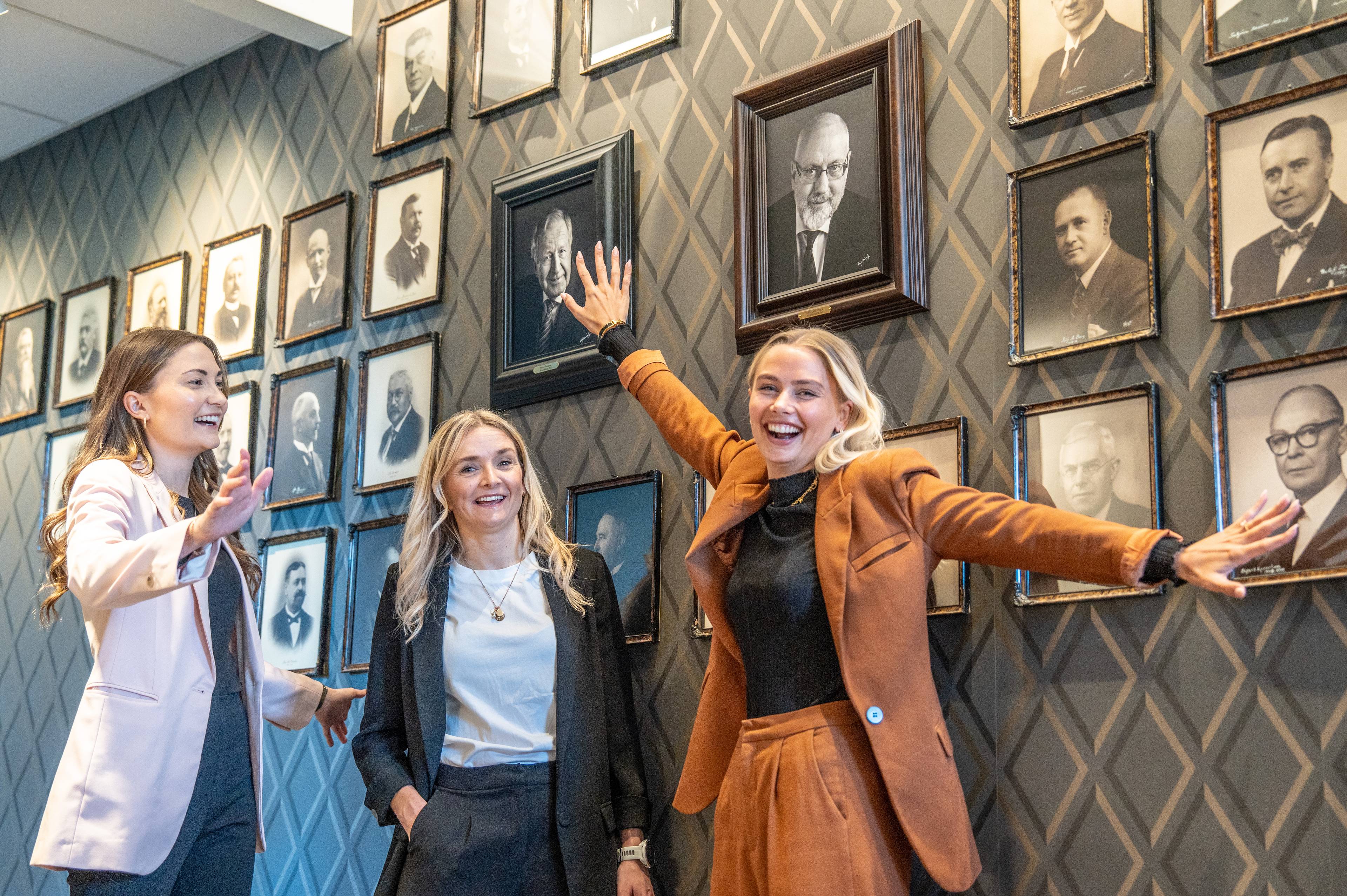 En gruppe kvinner som poserer foran et bilde (Bildebeskrivelsen er laget av en KI-tjeneste)