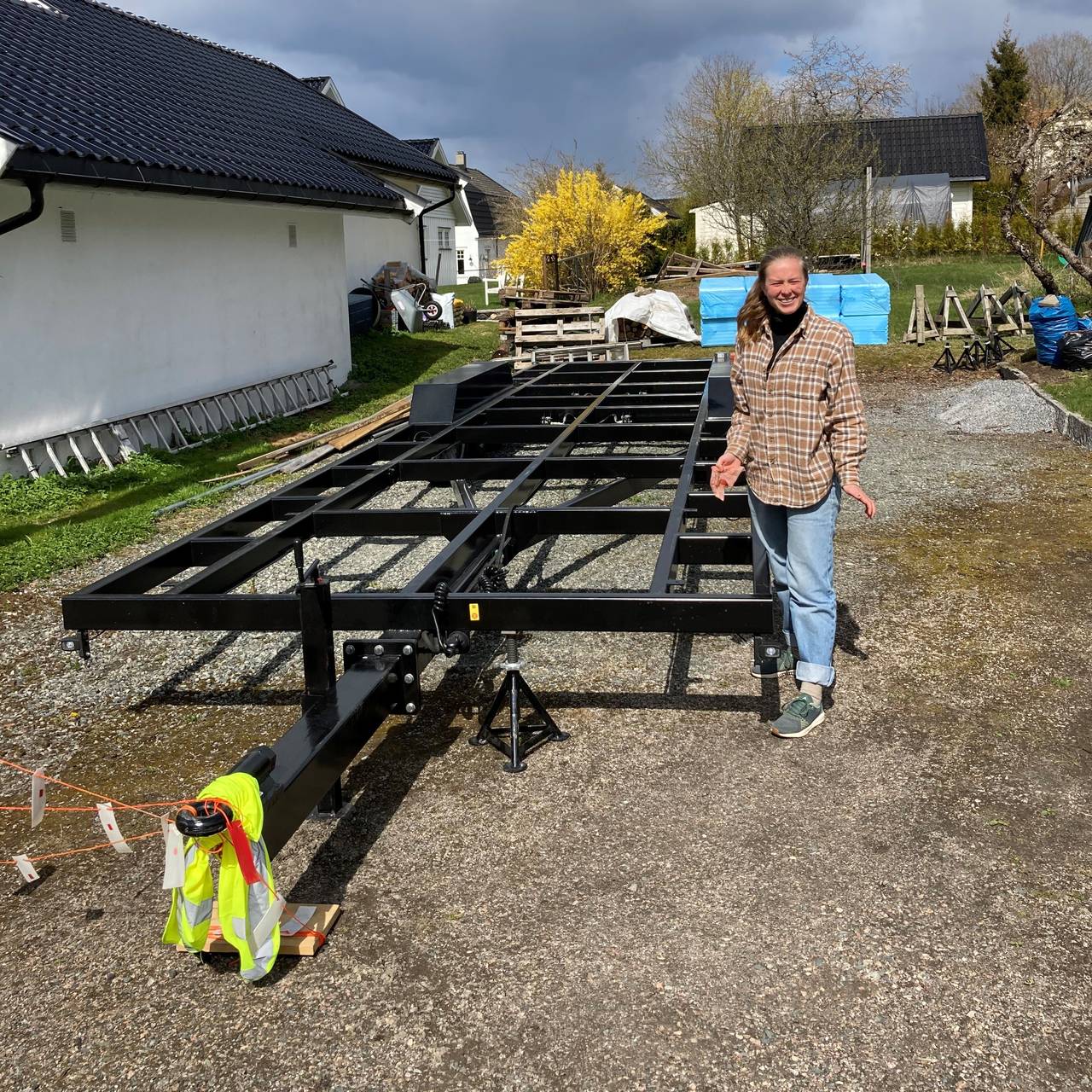 Inger Oline Kollbotn Eskeland ved siden av tilhengeren.