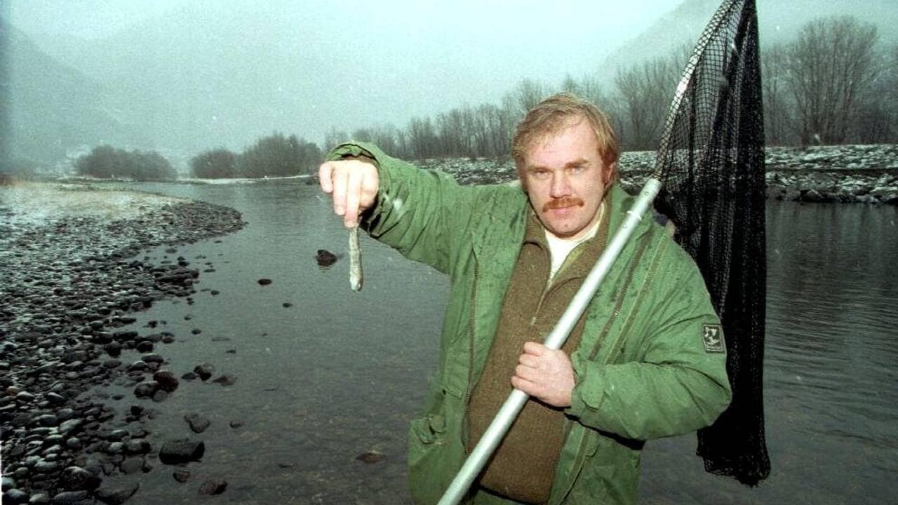 AKSJON: Kurt Oddekalv viser frem smittet smolt under en aksjon i lærdalselva i 1997.