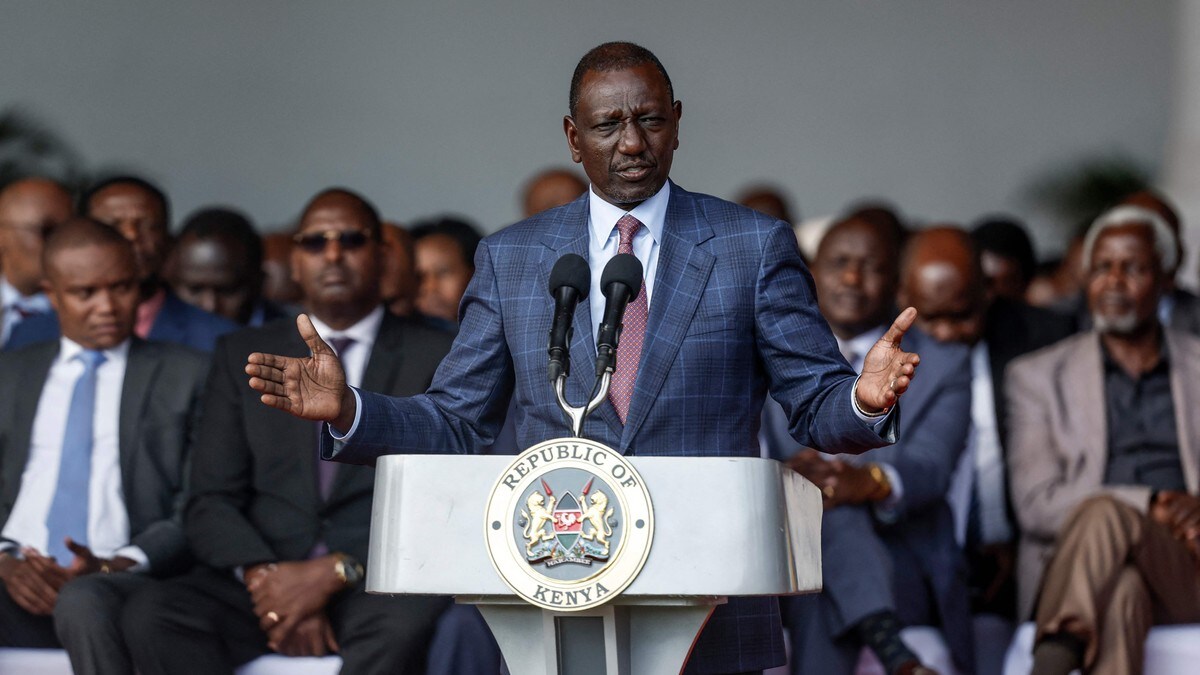 Kenyas president sparker nesten hele regjeringen