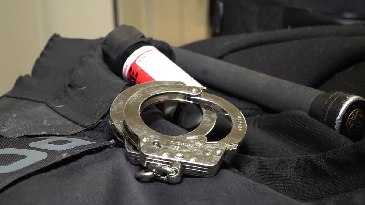 Nå kan du få teste politiets håndjern