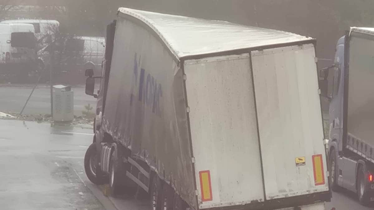 Trailer braut saman: – Glad det skjedde på kontrollstasjonen