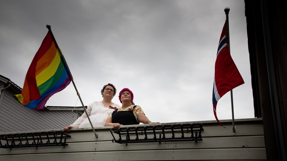 Sjikanert par: – Vi slutter aldri å flagge med regnbueflagget
