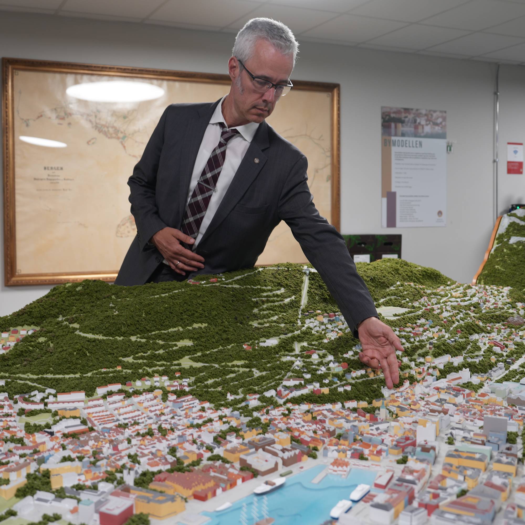 Etatsjef Tarje Wanvik peikar på området ved Katedralskolen i den fysiske modellen av Bergen sentrum som står hos Plan- og bygningsetaten.