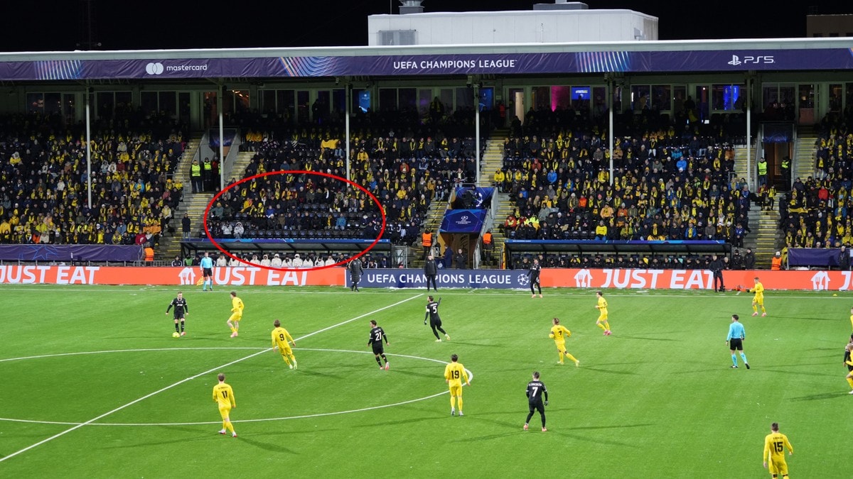 Utselt stadion og umogleg å få billett: Her står over hundre stolar tomme