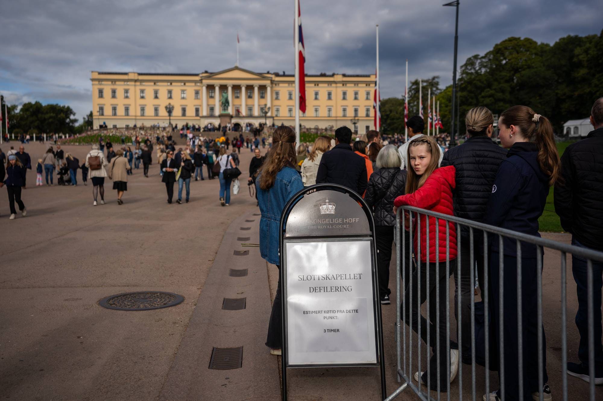 kong Haralds gravferd. Defilering på Slottsplassen
