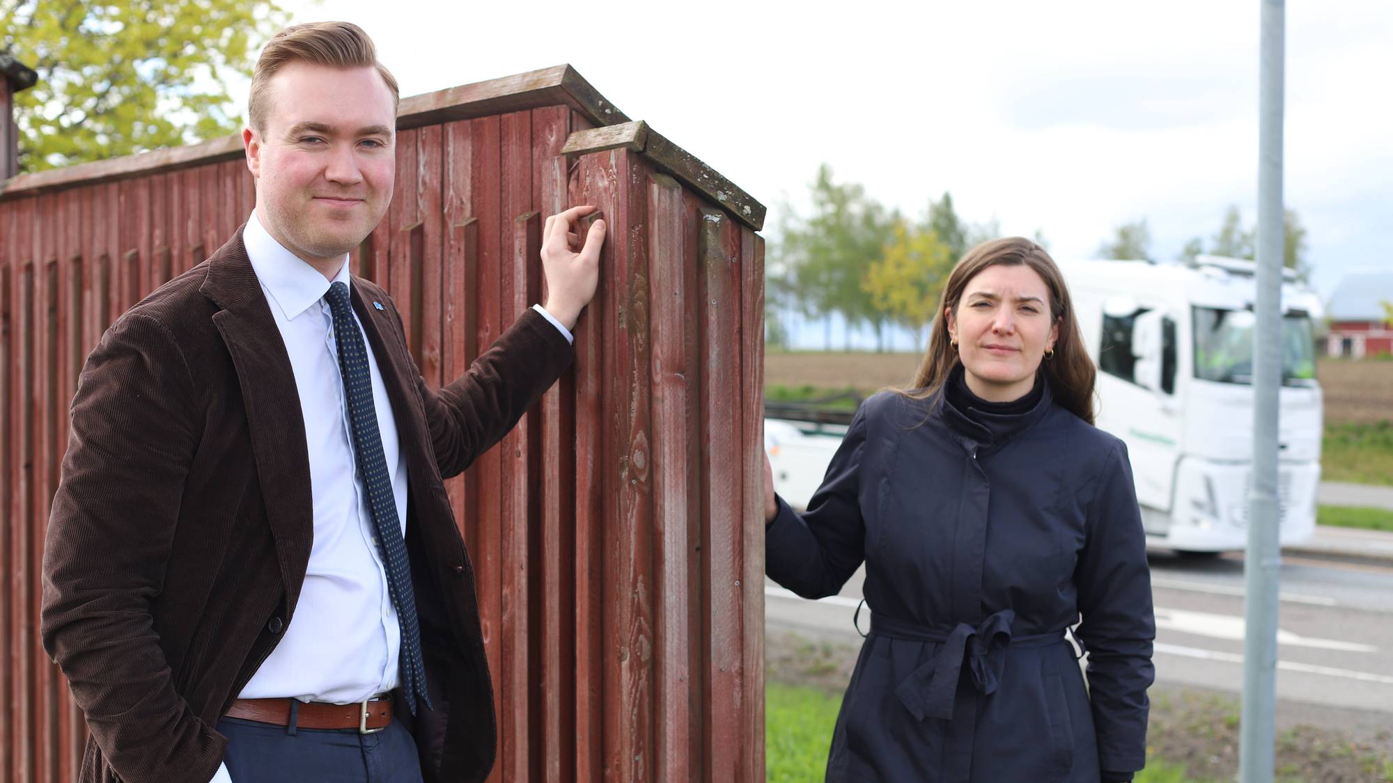 politikere ved støyskjerm