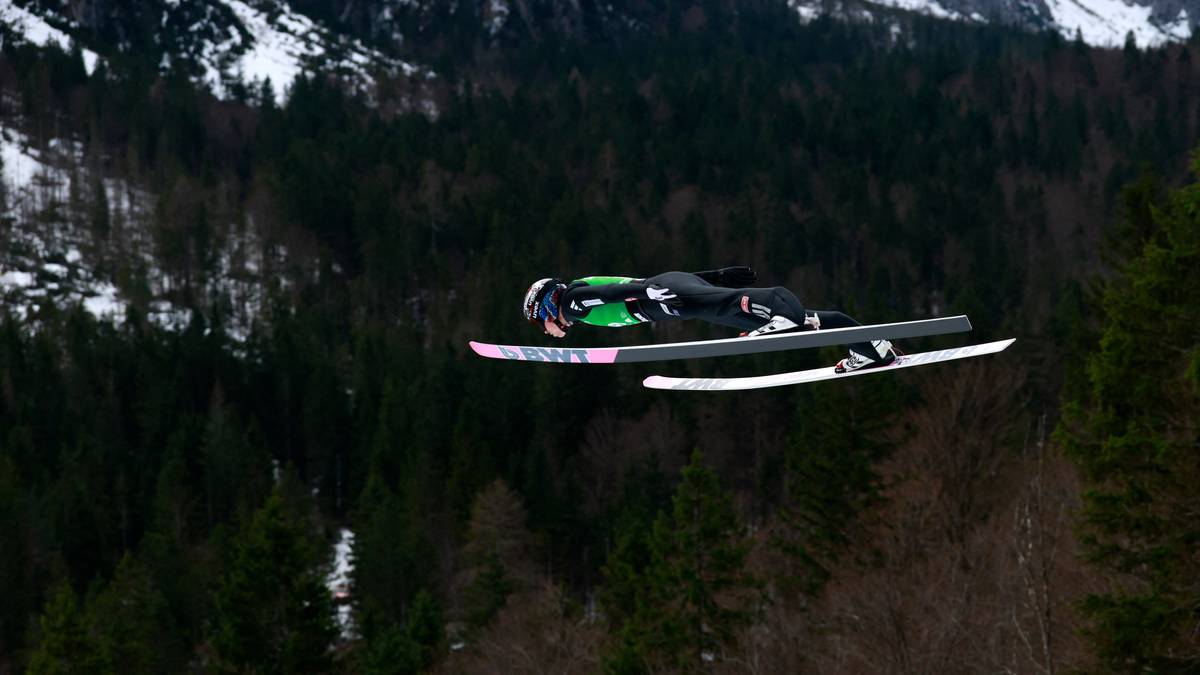 Lindvik leder foran Forfang i Planica – kan bryte norsk seierstørke