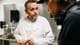 Øystein Otterdal / NRK Stjernekokk Sven Erik Renaa og sanker Kent Olav Nilsen diskuterer ukens fangst på preppekjøkkenet til restauranten Re-Naa i Stavanger.