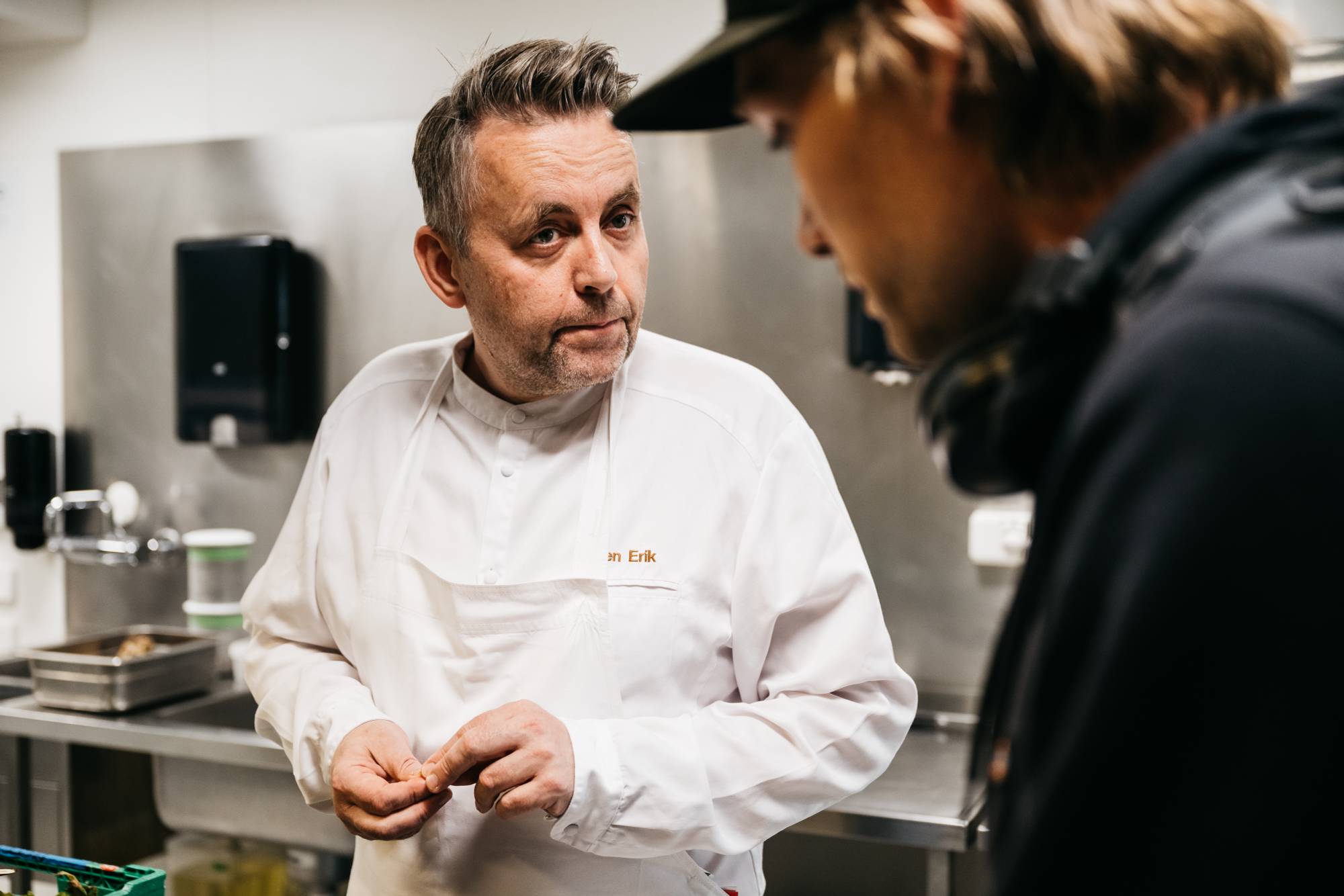 Stjernekokk Sven Erik Renaa og sanker Kent Olav Nilsen diskuterer ukens fangst på preppekjøkkenet til restauranten Re-Naa i Stavanger.