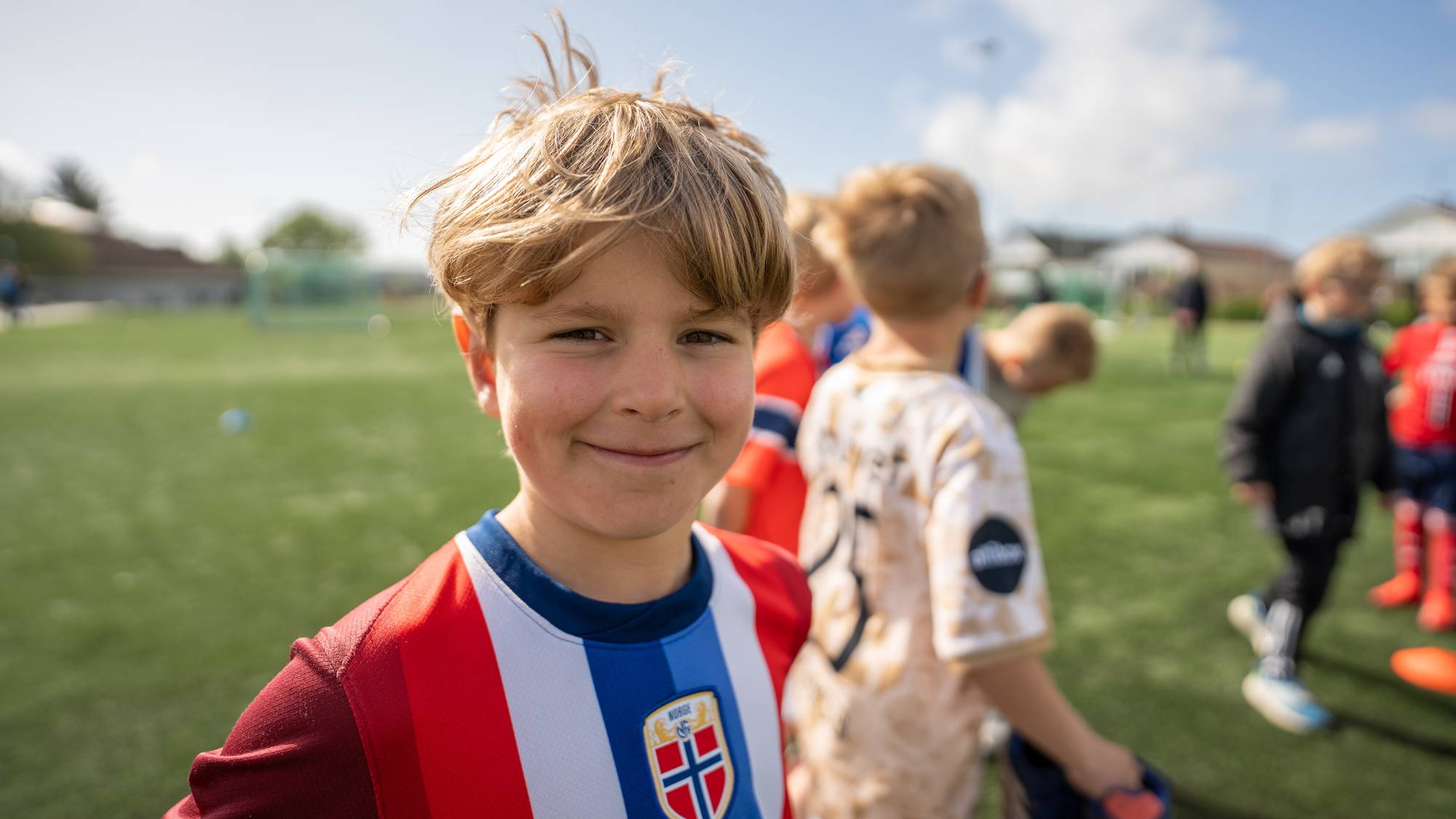 Gutt med Norge-drakt. 