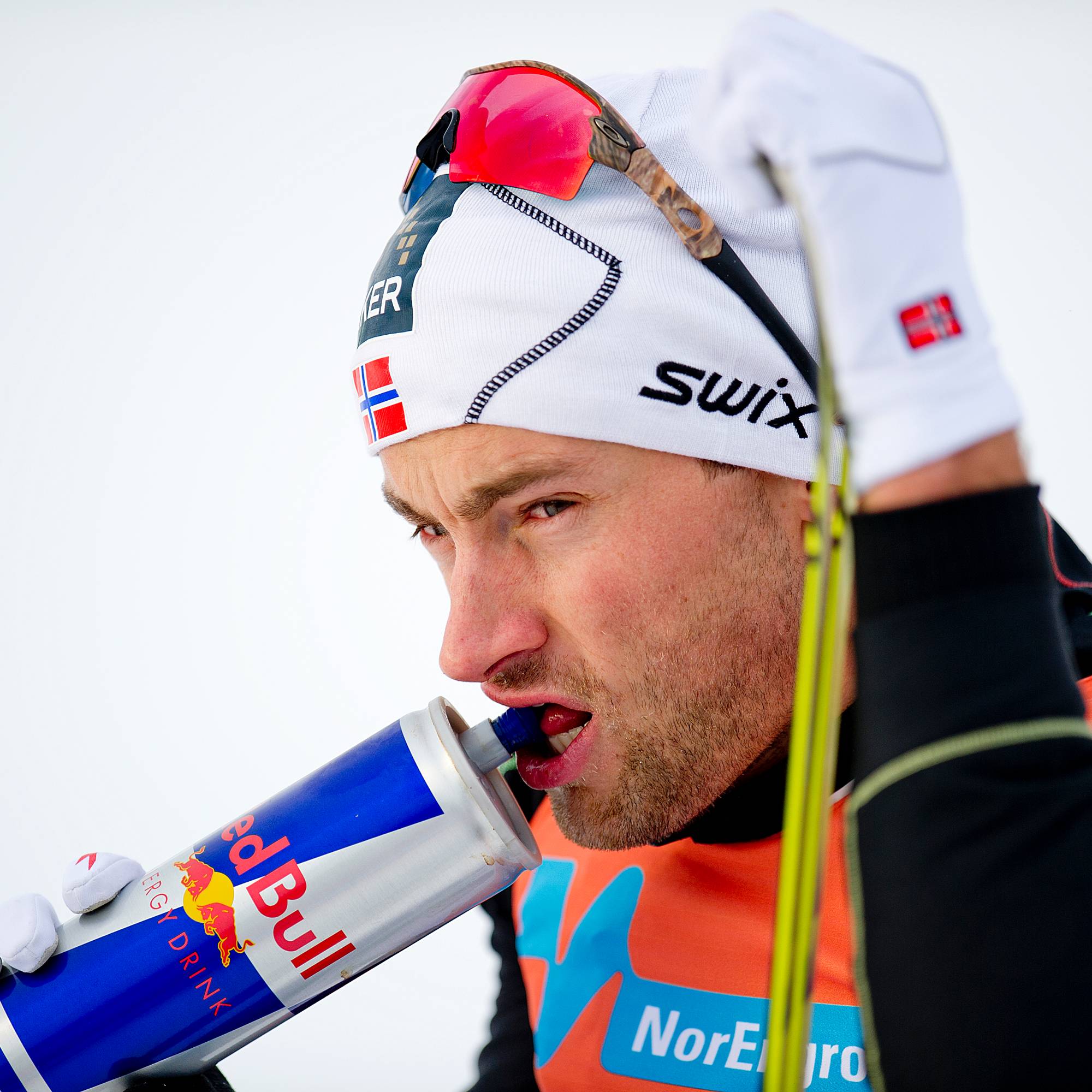 mann med drikkeflaske