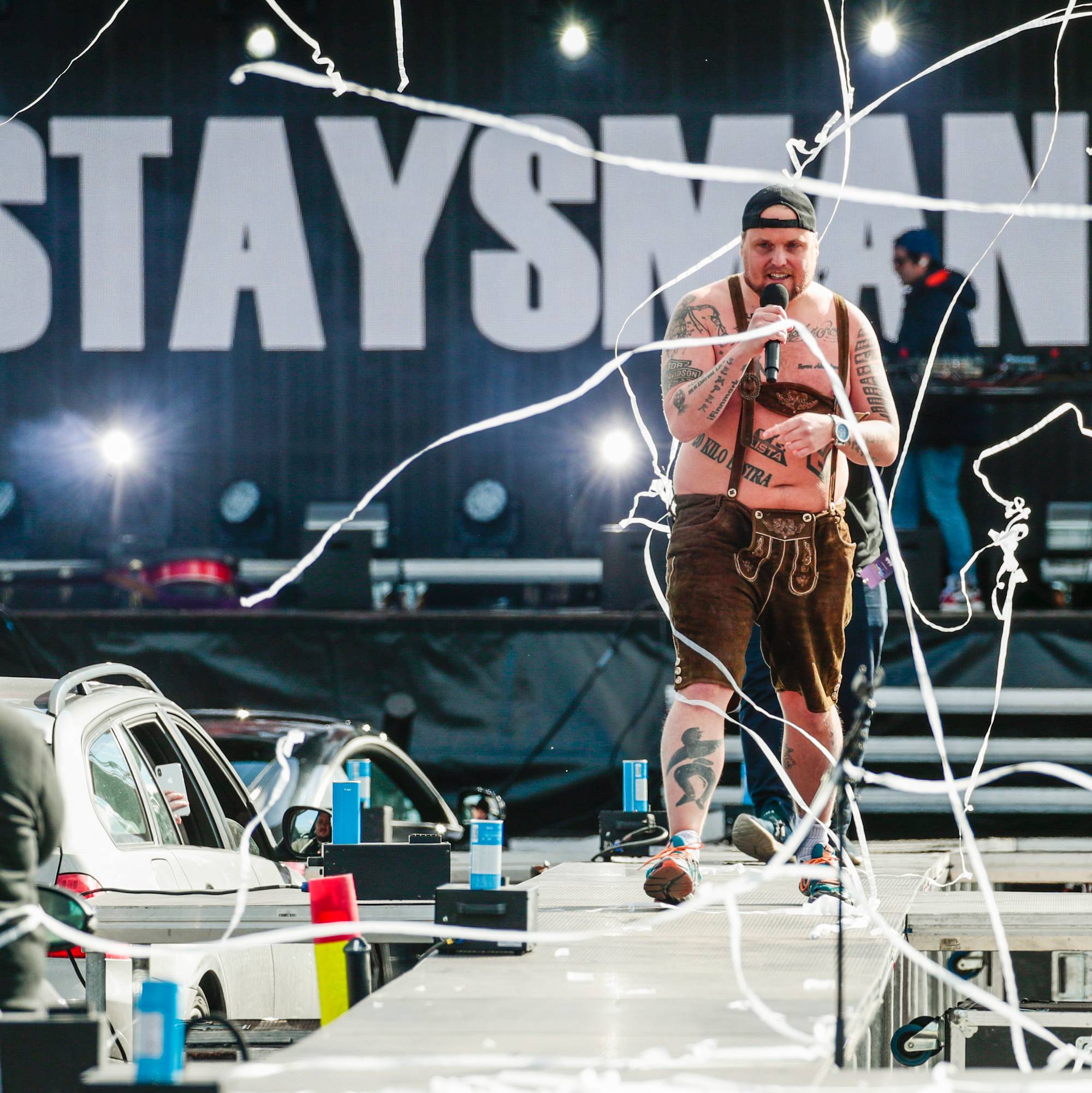 Stian Thorbjørnsen (Staysman) opptrer foran 200 biler under en drive-in-konsert på parkeringsplassen utenfor Norges Varemesse på Lillestrøm. Påskens tradisjonelle rånetreff er i år flyttet fra Strømstad til Lillestrøm hvor Staysman med very special guest Ringnes-Ronny og Erik Röv holder konsert Skjærtorsdag.Foto: Lise Åserud / NTB