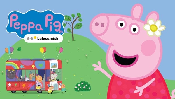 Peppa Svijnne årru unnavielja Georga, Svijnne-Iedne ja Svijnne-Áhtje siegen. Peppa lijkku stuvssit, miellagiddis bájkijn manádit ja sláttojn tjællot! Animasjonserie om Peppa gris og familien hennes. På lulesamisk.