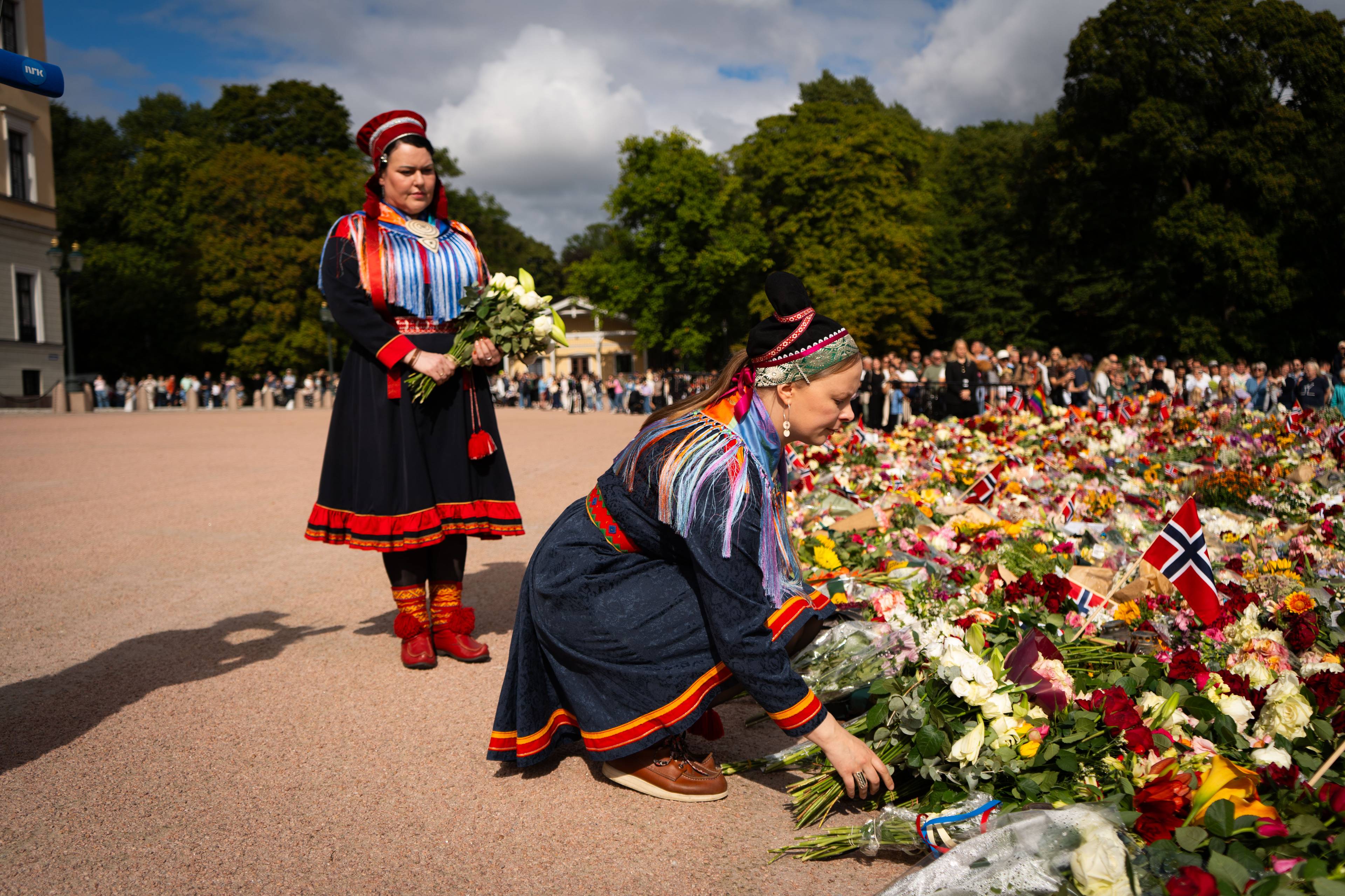 Silje Karine Muotka og Sandra Márjá West legger ned blomster på Slottsplassen. Tronskiftet august 2026.