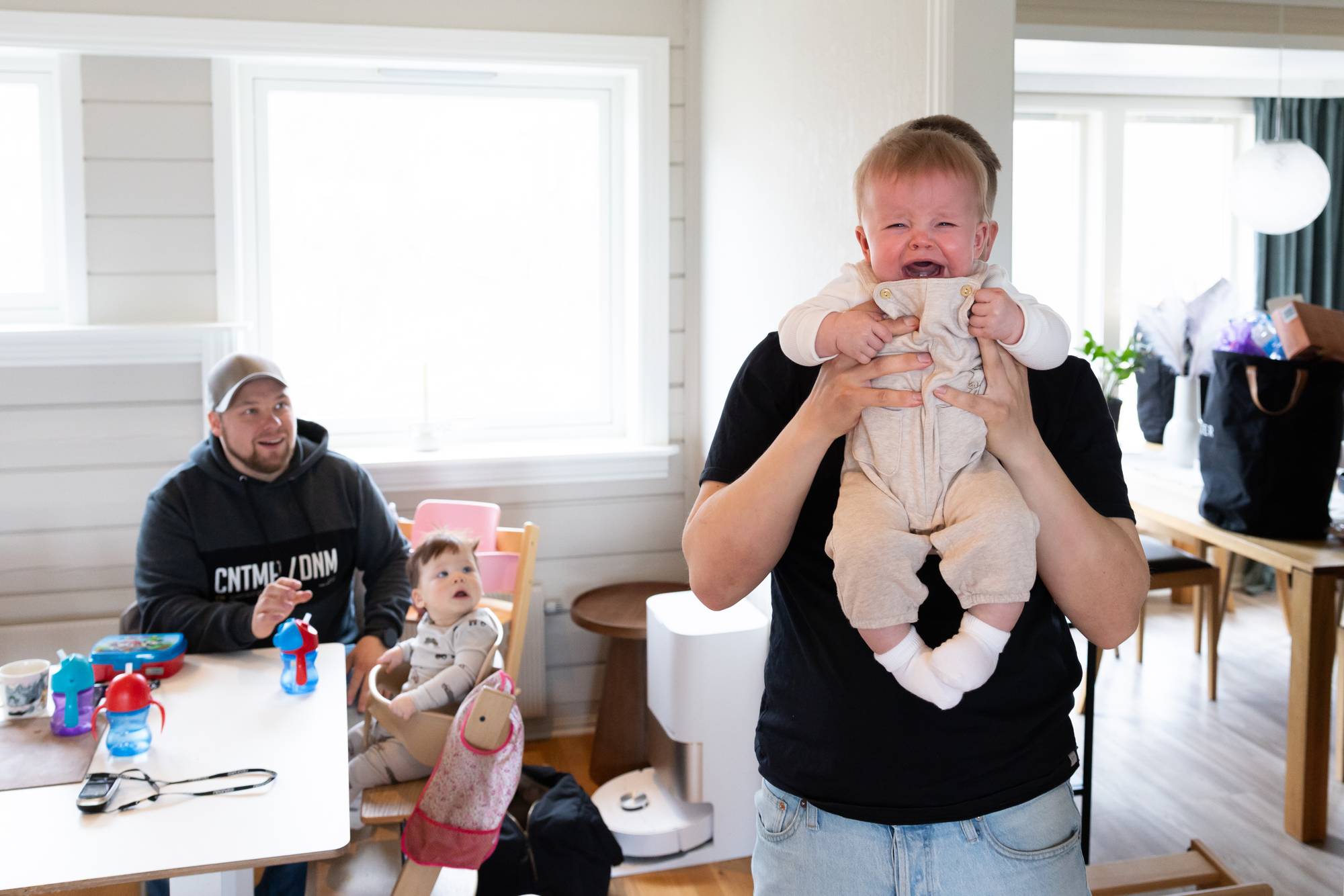 Håvard Bietilæ bærer sin gråtende sønn Joar. Martin Aune og Markus i bakgrunnen.