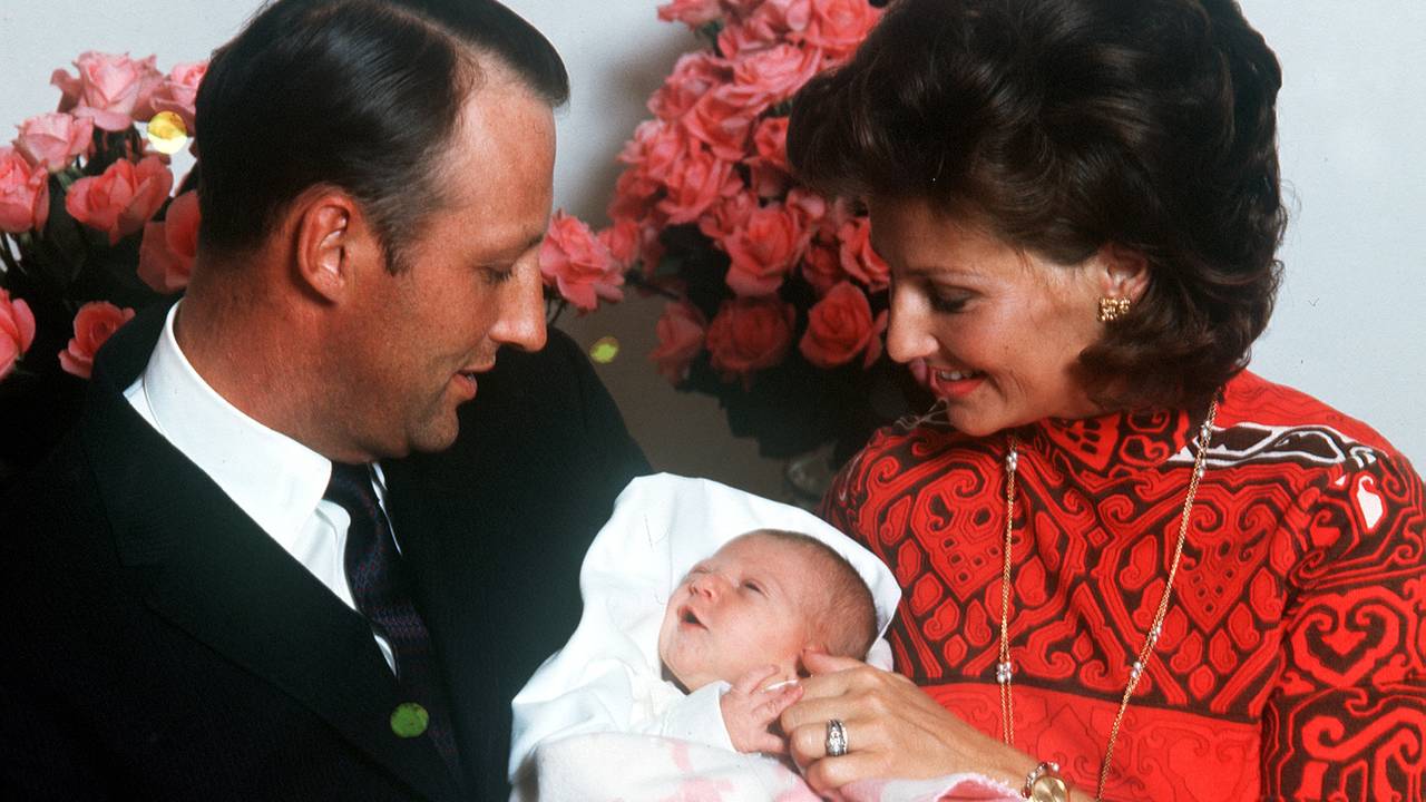 Prinsesse Märtha Louise som baby fotografert sammen med sin far og mor , kronprins Harald og kronprinsesse Sonja