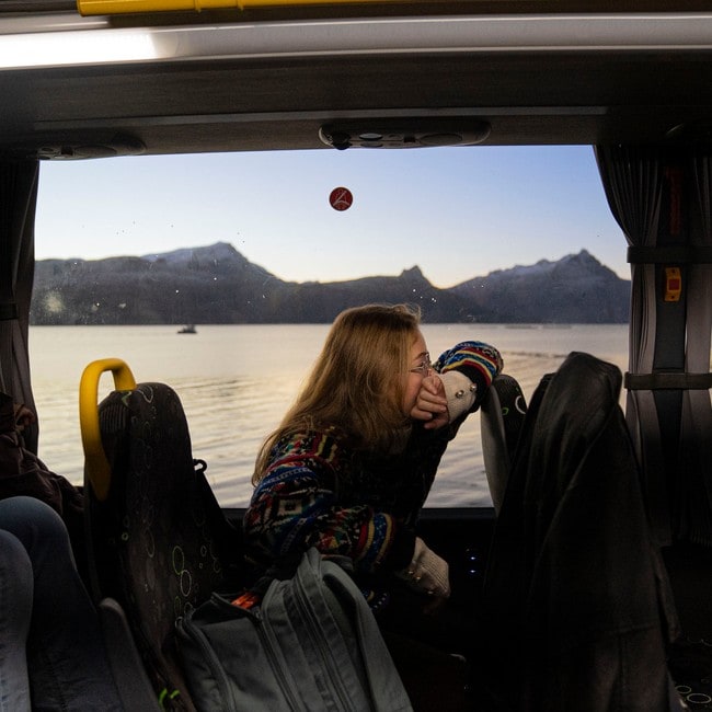 Mari Aspevold Kristiansen (16) på skolebussen, en tidlig morgen i Steigen i Nordland.