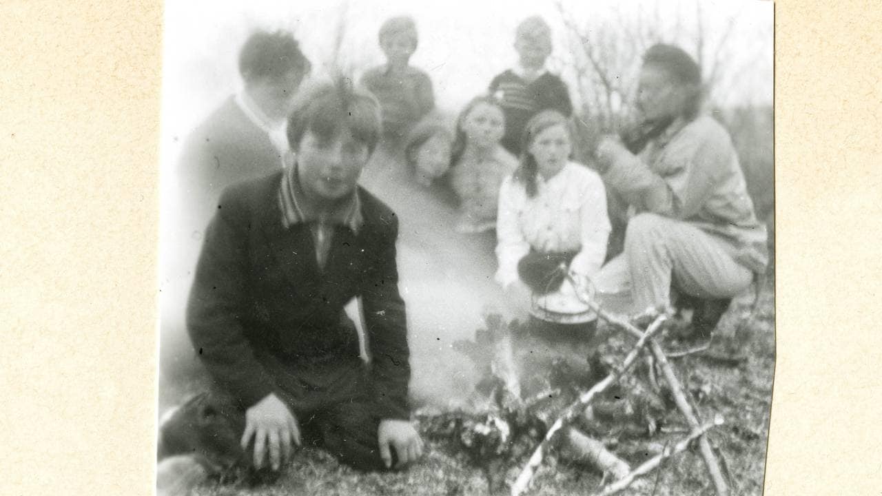 En gruppe barn ved et bål, Karasjok 1046