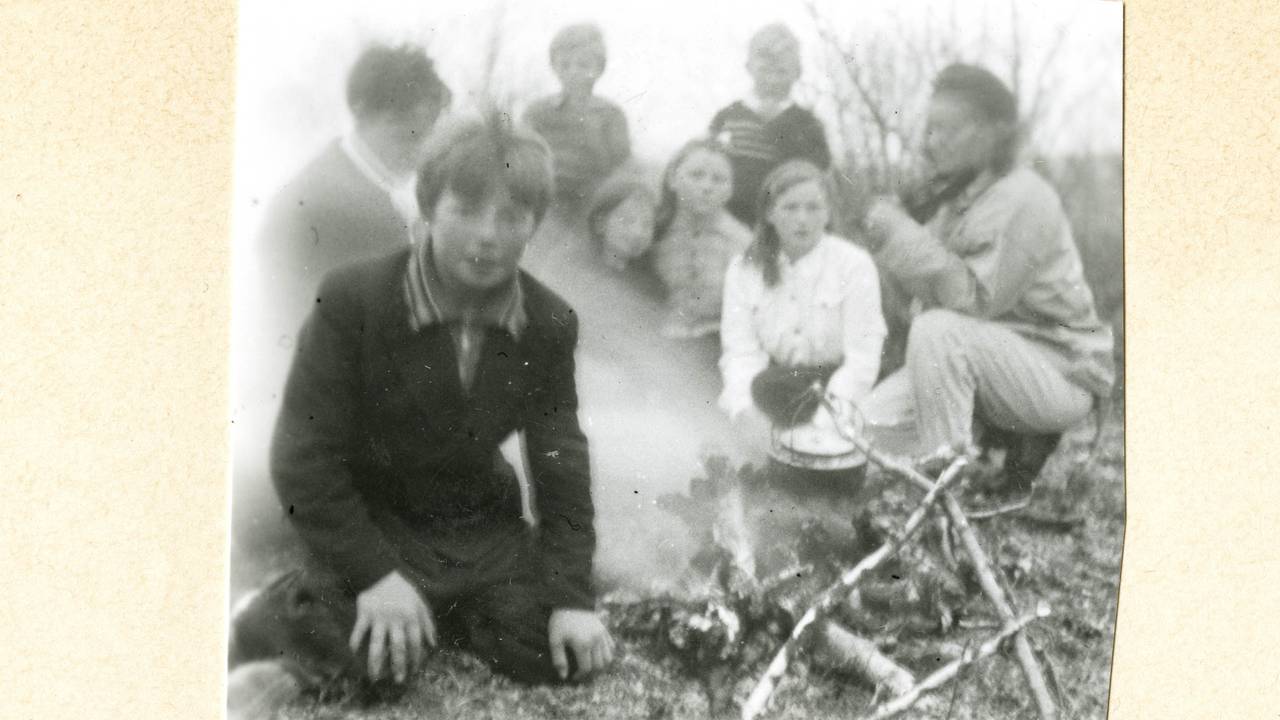 En gruppe barn ved et bål, Karasjok 1046